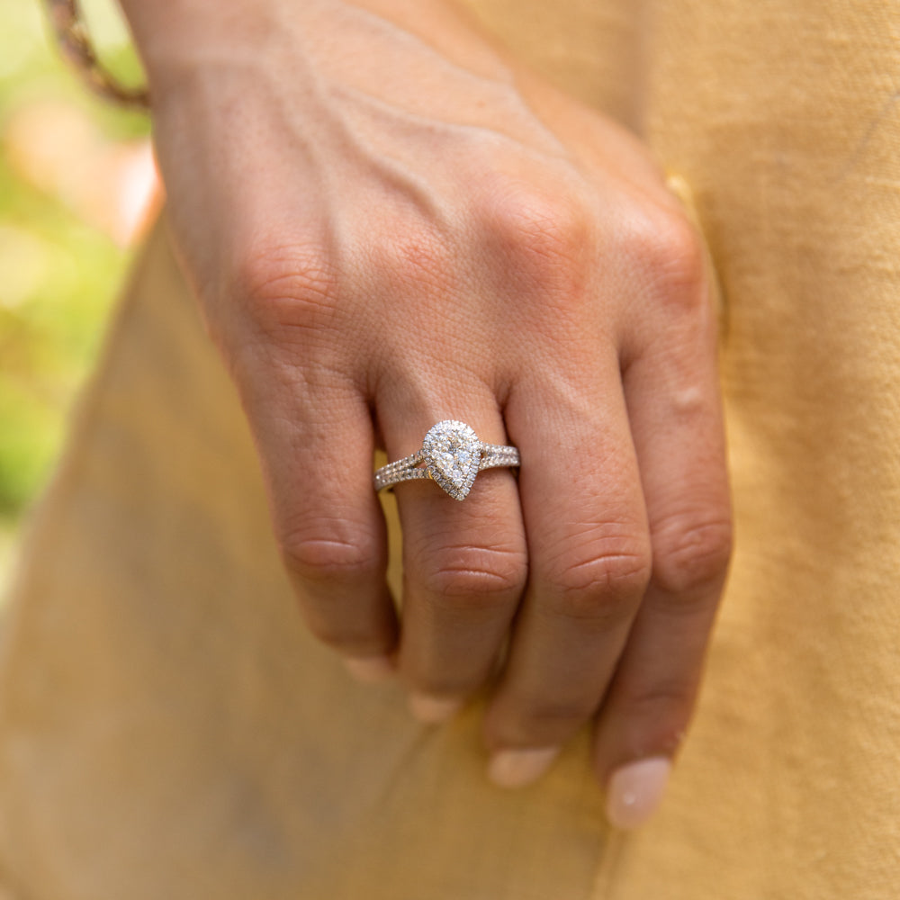 9ct Yellow Gold 1 Carat Pear-Shaped Diamond Engagement Ring with Split Shank - Perfect for Proposals, Anniversaries & Special Occasions