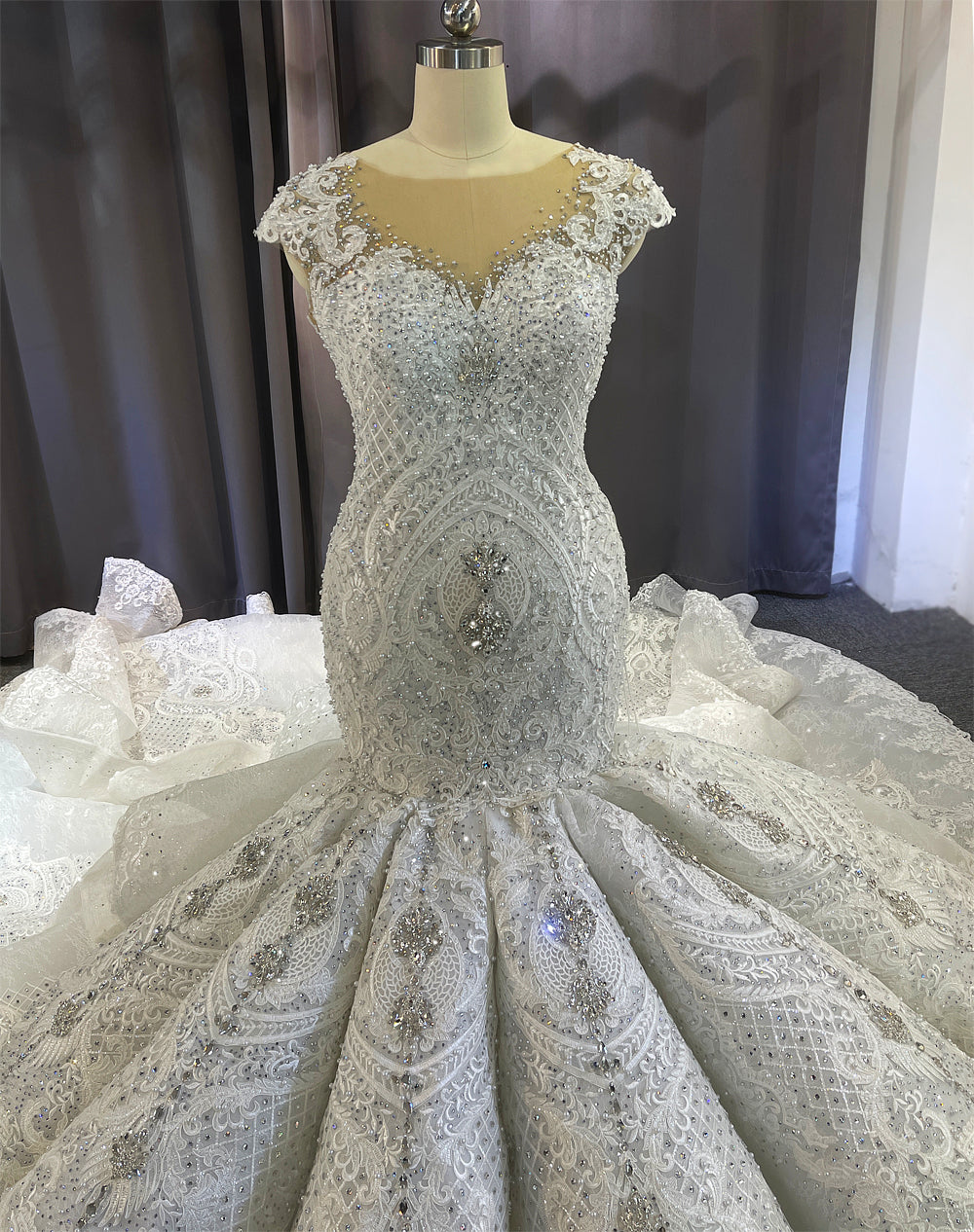 Amanda Novias Luxury Mermaid Wedding Dress 2022 - Elegant Lace Applique Bridal Gown for Beach, Church & Formal Weddings