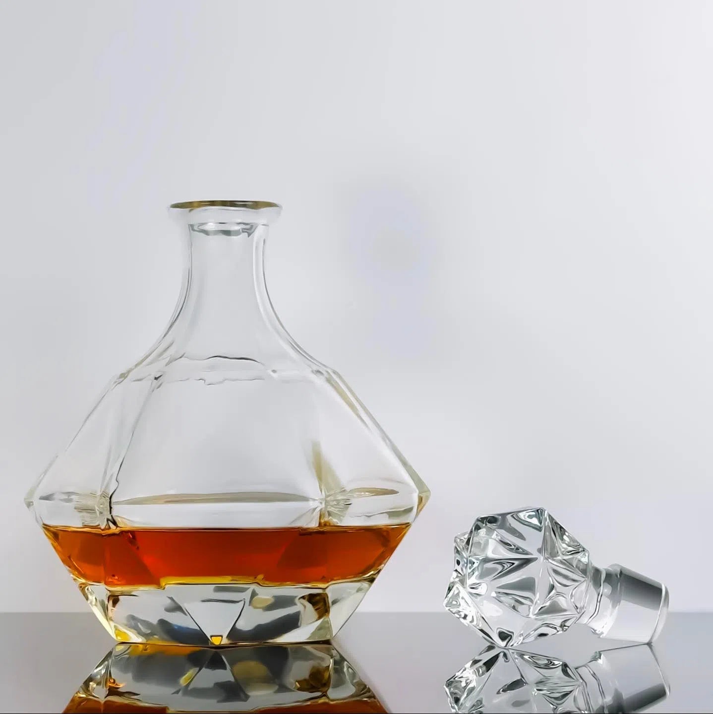Premium Diamond-Cut Whiskey Decanter Set with 4 Crystal Glasses - 950ml Elegant Barware for Bourbon, Scotch & Whiskey Lovers - Perfect for Home Bars, Gifts & Entertaining