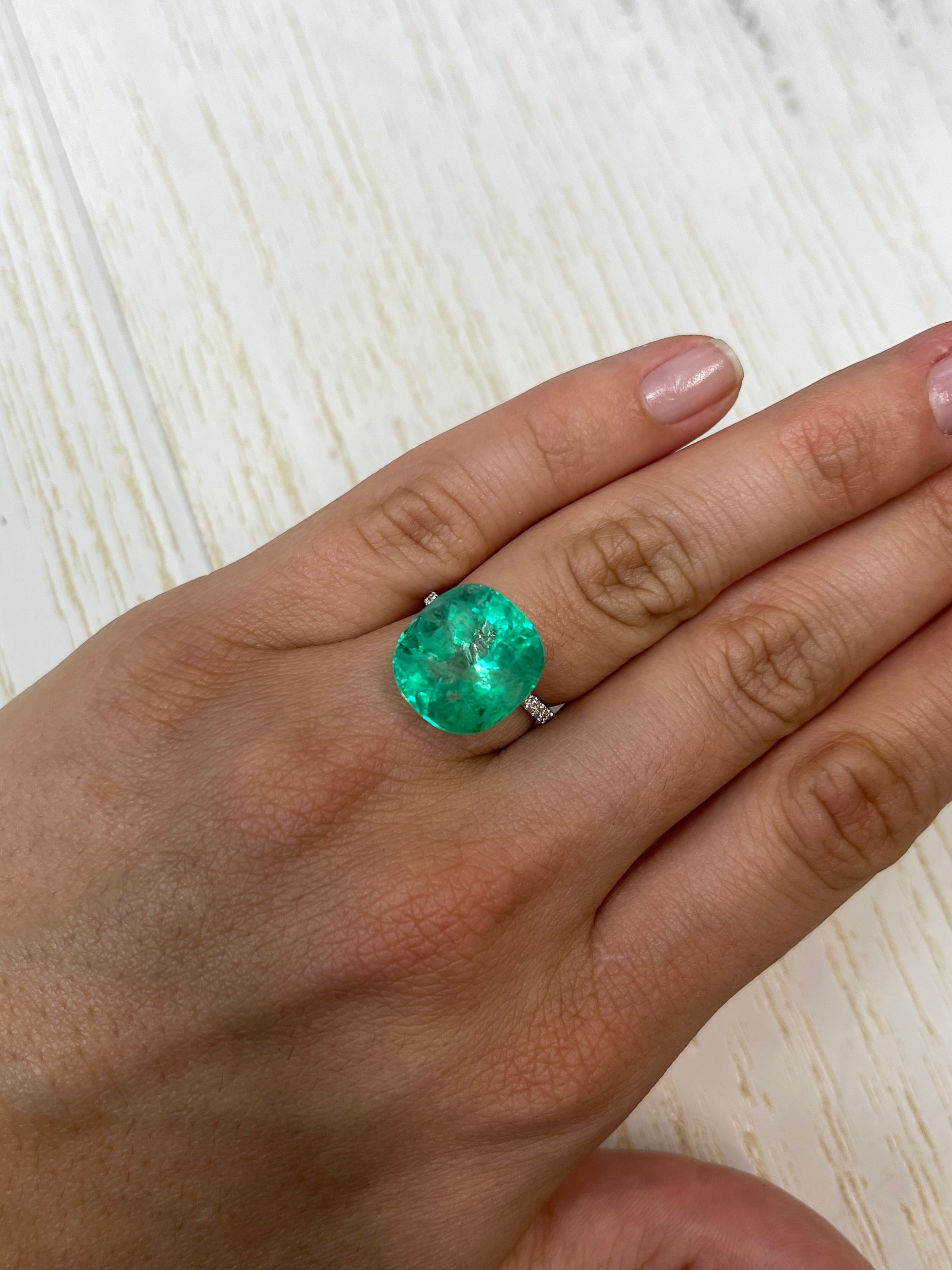 13.63 Carat Natural Colombian Emerald - Medium Green Cushion Cut Loose Gemstone for Jewelry Making, Engagement Rings & Luxury Gifts