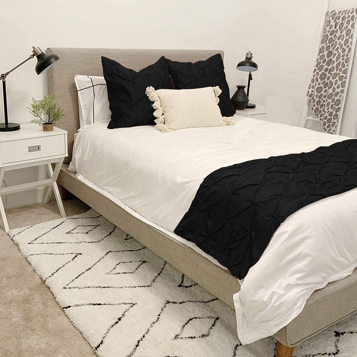Queen Size 800 Thread Count Pinch Pleated Bed Runner - 100% Egyptian Cotton Black Solid Decorative Bed Scarf | Soft, Fade-Resistant & Easy Care | Perfect for Master Bedroom Decor, Hotel Luxury Bedding & Wedding Guest Room Styling