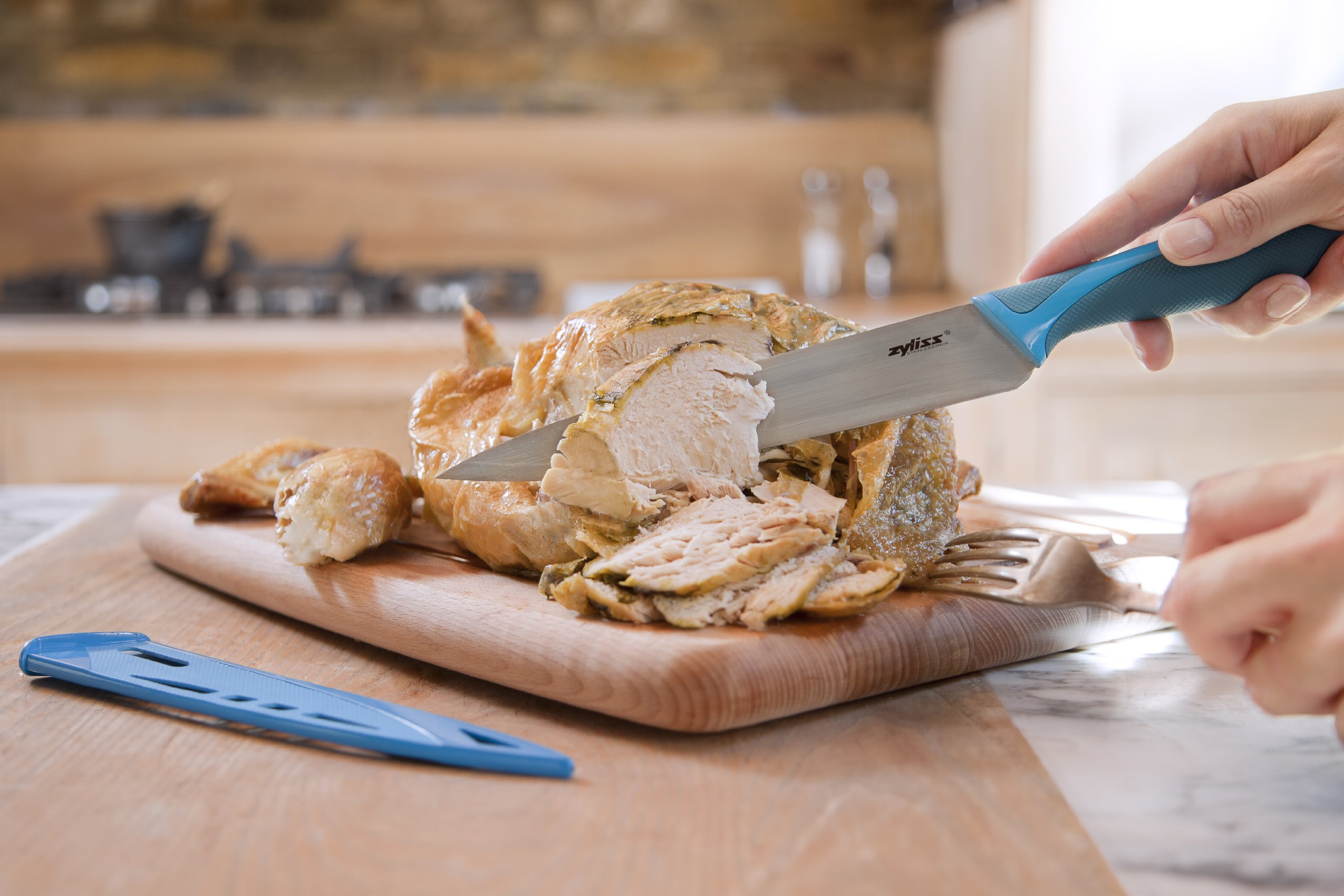 Zyliss Premium Carving Knife with Protective Blade Cover - Ergonomic Blue Kitchen Knife for Slicing Meat, Vegetables & Fruits - Perfect for Home Chefs & Professional Cooking