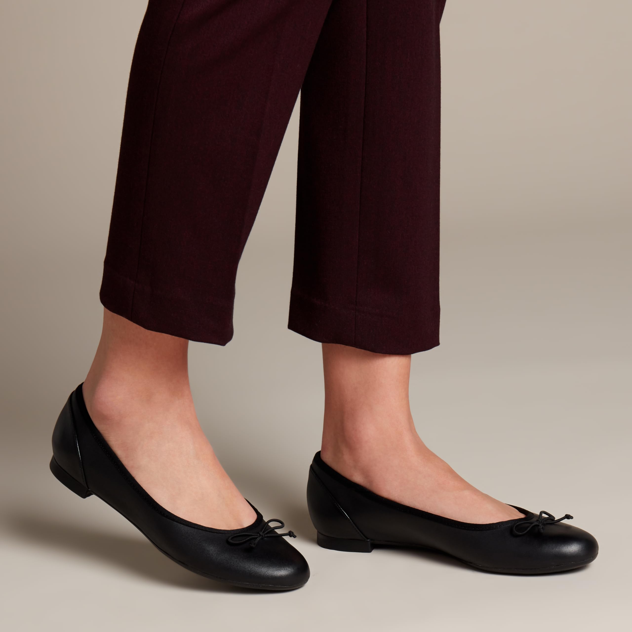 Clarks Women's Comfortable Ballet Flats - Lightweight Slip-On Shoes for Work, Travel & Everyday Wear | Breathable & Cushioned for All-Day Comfort