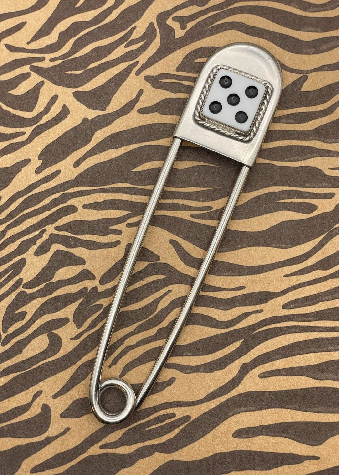 Jumbo Dice Safety Pin Keychain - Fun & Durable Accessory for Backpacks, Luggage & Gifts - Perfect for Gamers & Party Favors