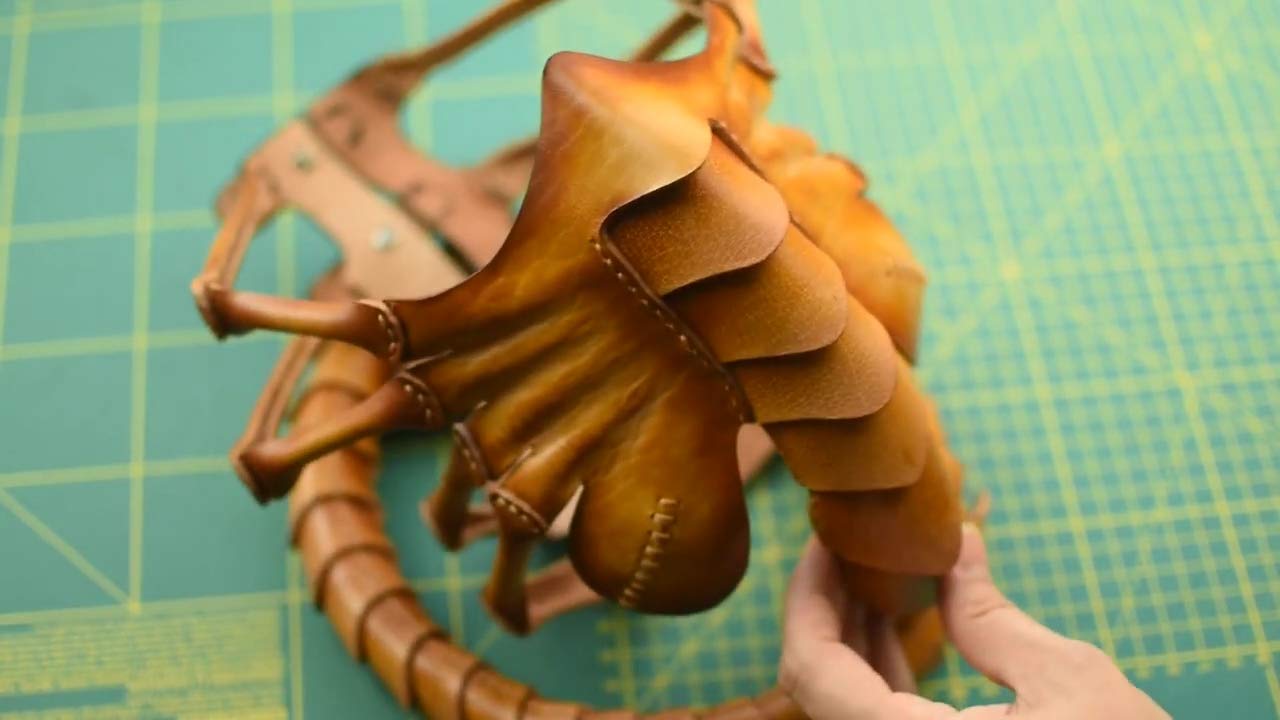 Facehugger Leather Face Mask Kit - Horror Cosplay Prop for Halloween & Movie Costumes - Perfect for Alien-Themed Parties & Sci-Fi Events