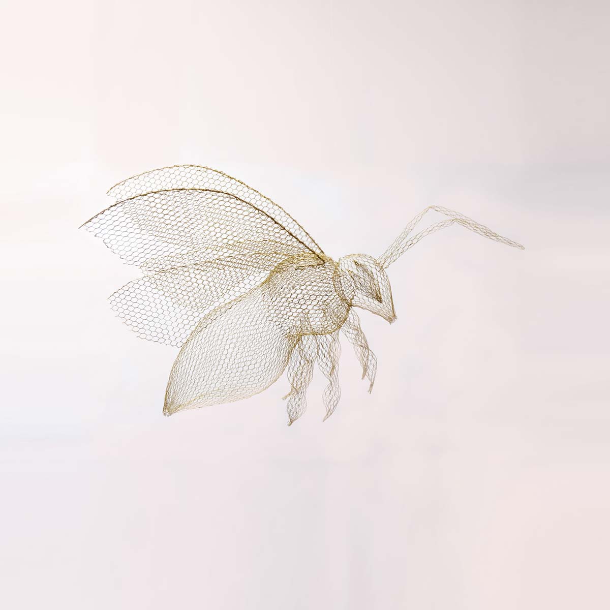 Bee Small Wire Mesh Sculpture - Handmade Metal Art Decor for Home & Garden - Perfect for Wall Decor, Table Centerpiece, and Outdoor Garden Art