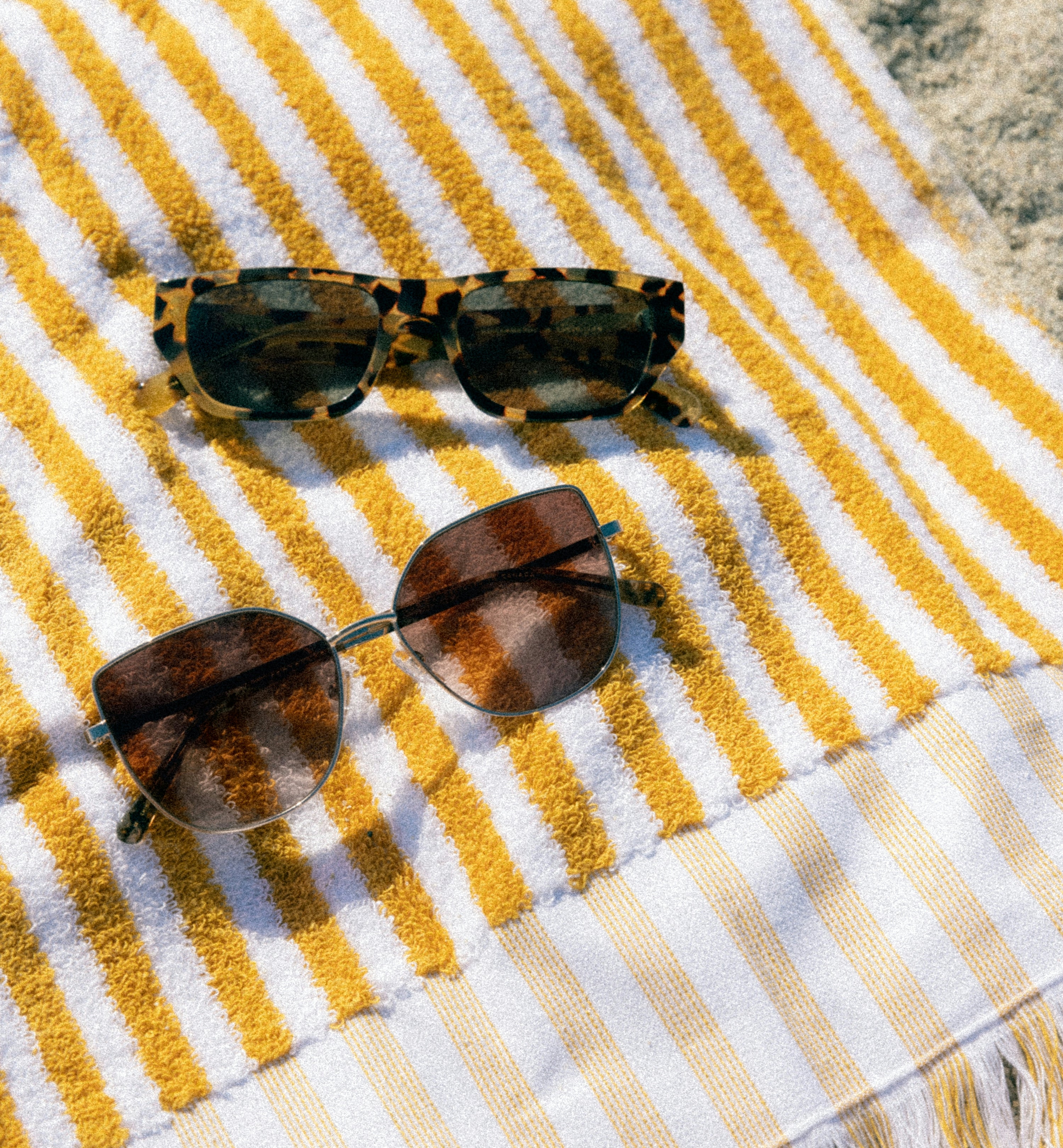 Trendy Slang Sunglasses for Men & Women - UV Protection, Retro Style, Lightweight & Comfortable - Perfect for Beach, Driving, and Outdoor Activities