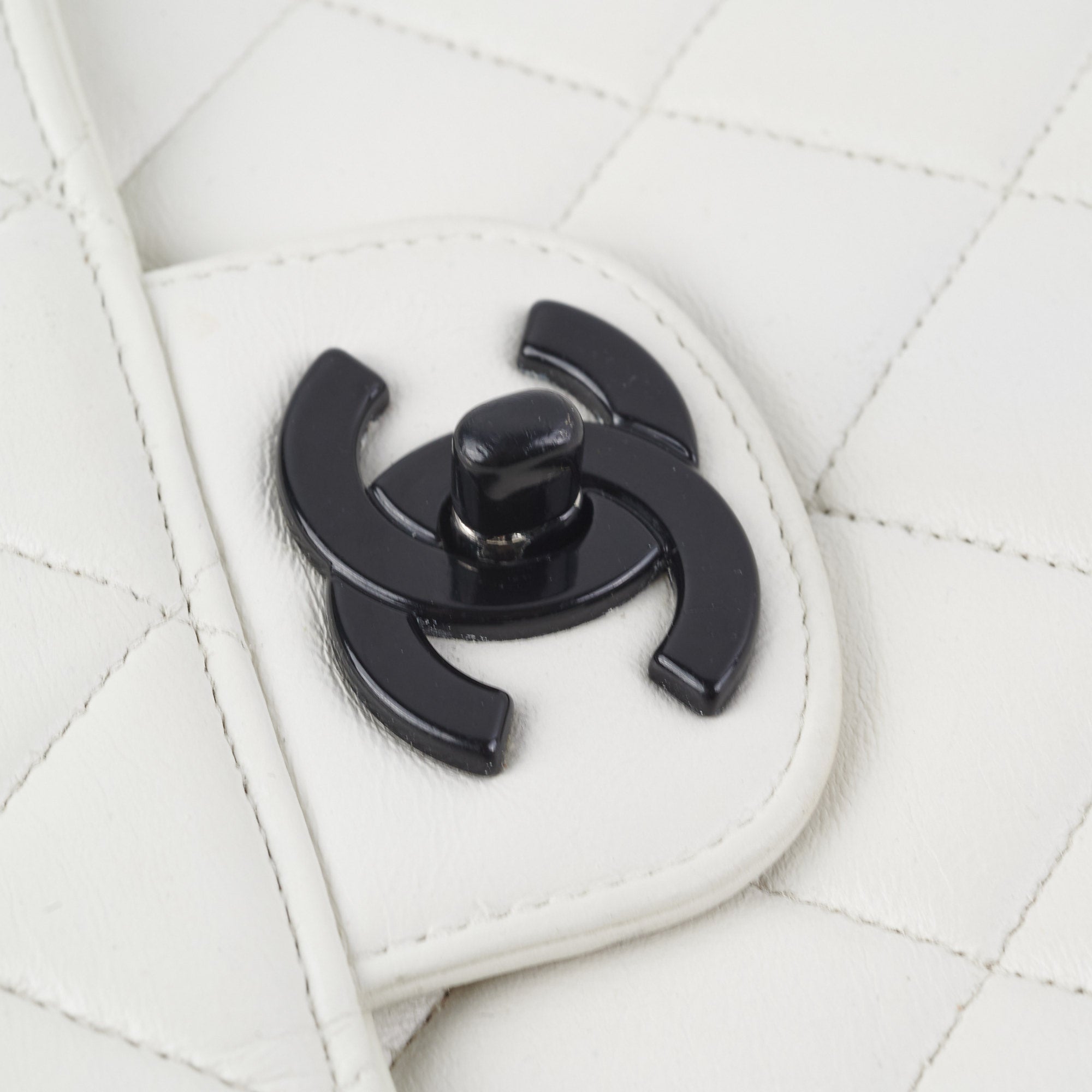 Chanel Matelasse Quilted Leather Shoulder Bag in White - Luxury Crossbody Purse for Women, Perfect for Date Night & Evening Events