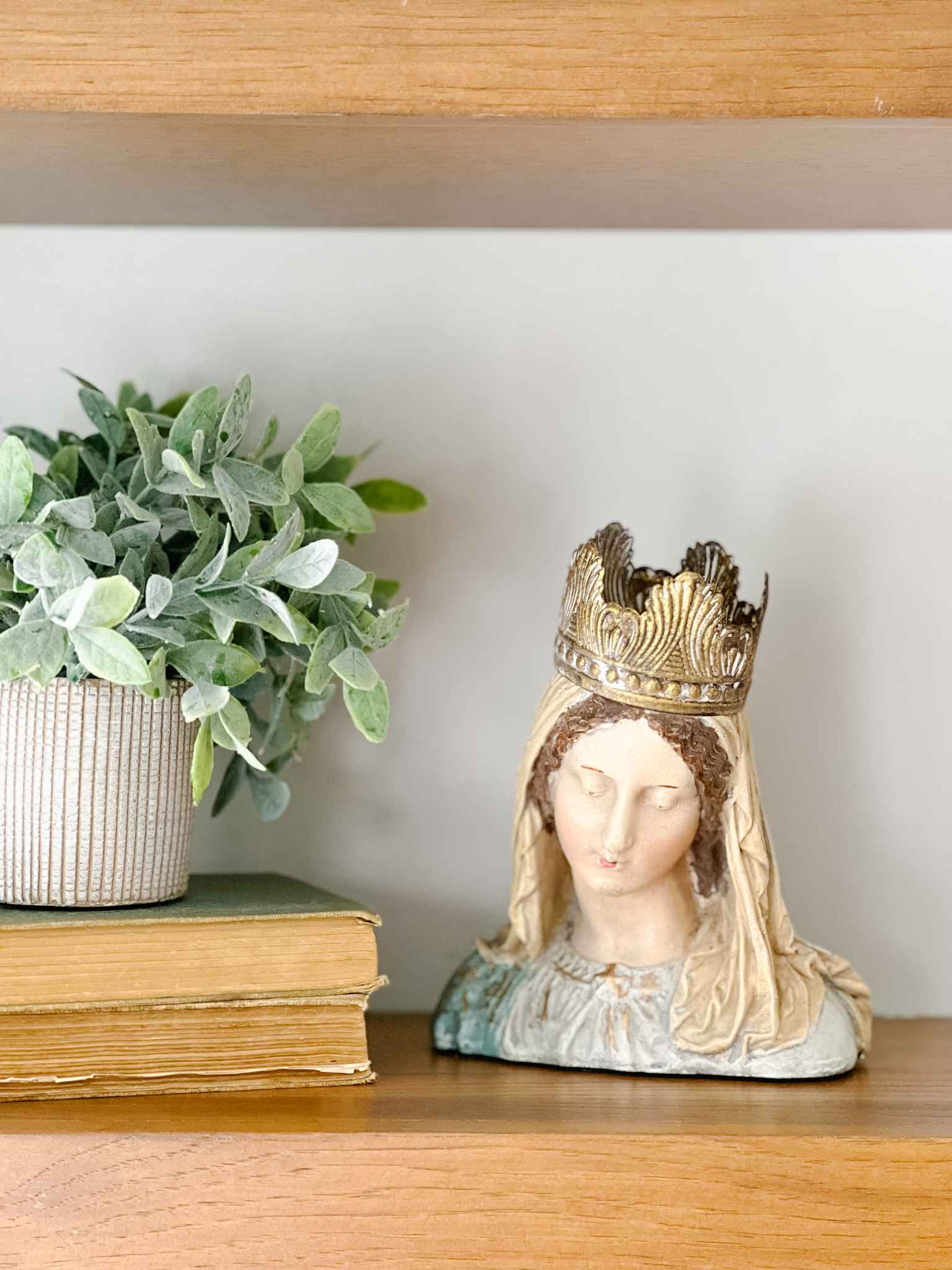 Antique Virgin Mary Statue - Handcrafted Religious Home Decor for Prayer Altar, Catholic Gifts & Christian Collectibles | Perfect for Church, Home Shrine & Spiritual Meditation