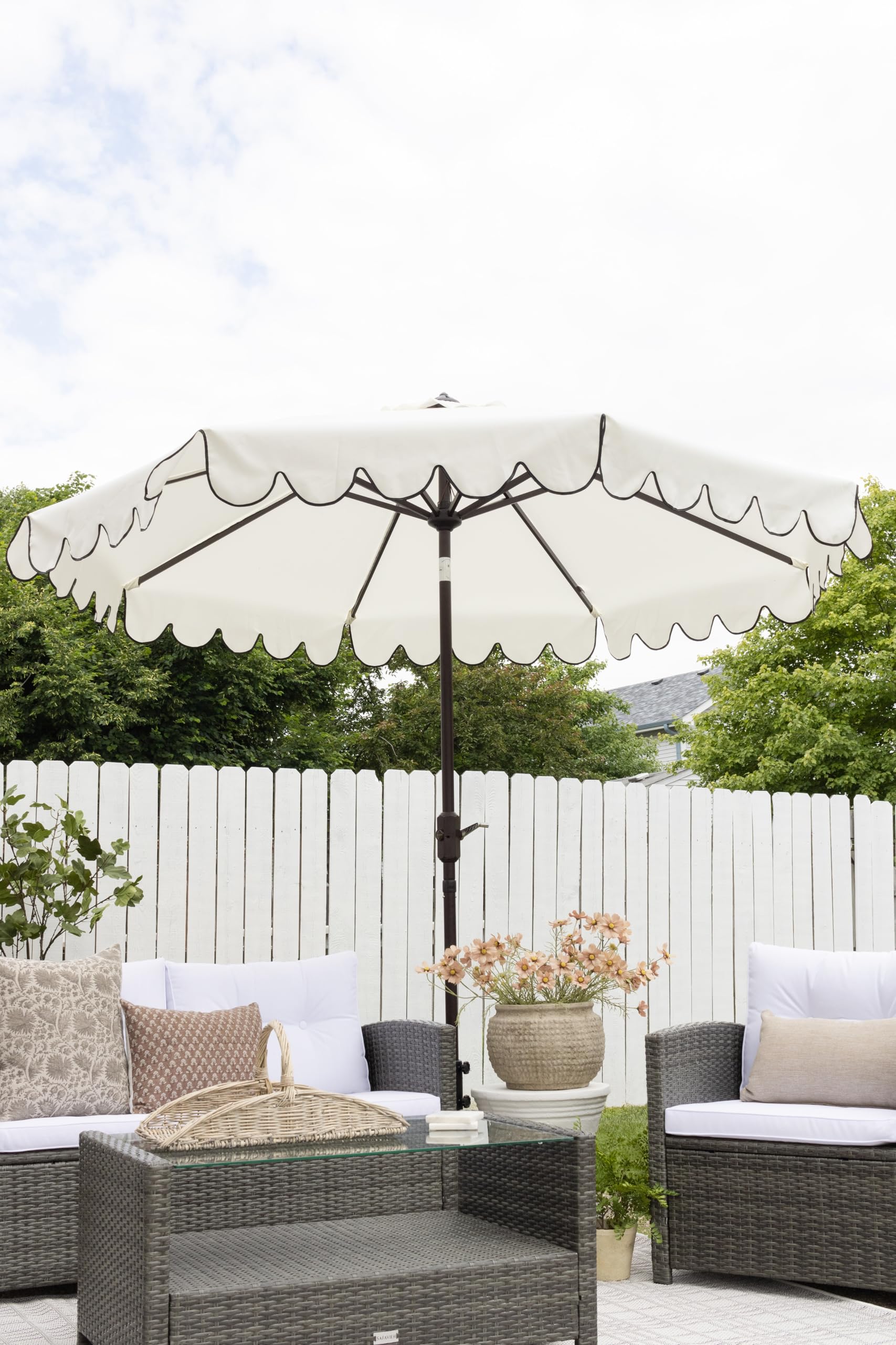 SAFAVIEH PAT8010A Venice Navy & White 9Ft Outdoor Umbrella with Crank & Push Button Tilt - Perfect for Patio, Poolside, and Backyard Shade