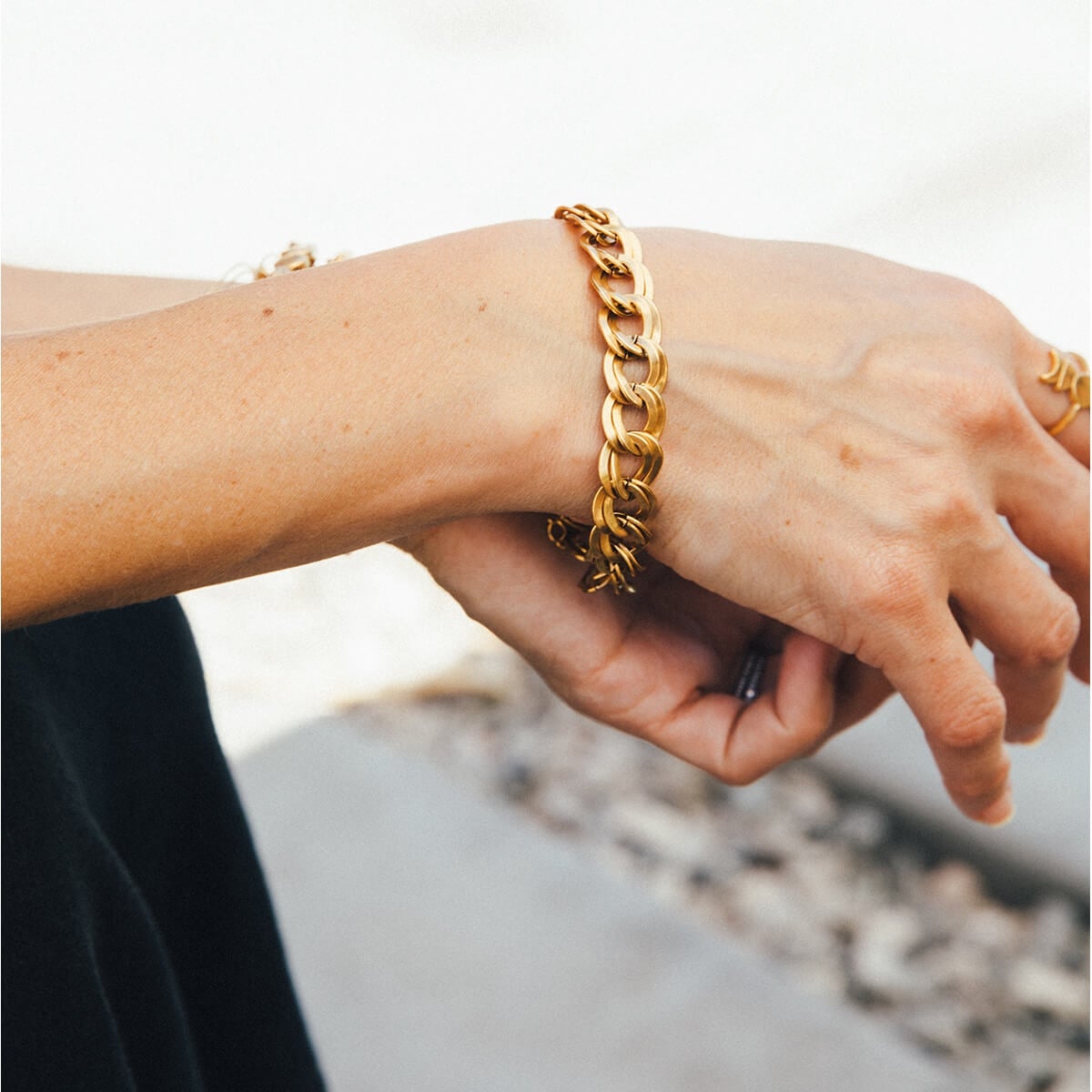 Chain Twist Magnetic Bracelet for Women & Men - Stylish Pain Relief & Wellness Jewelry - Perfect for Arthritis, Stress Relief & Fashion Accessory