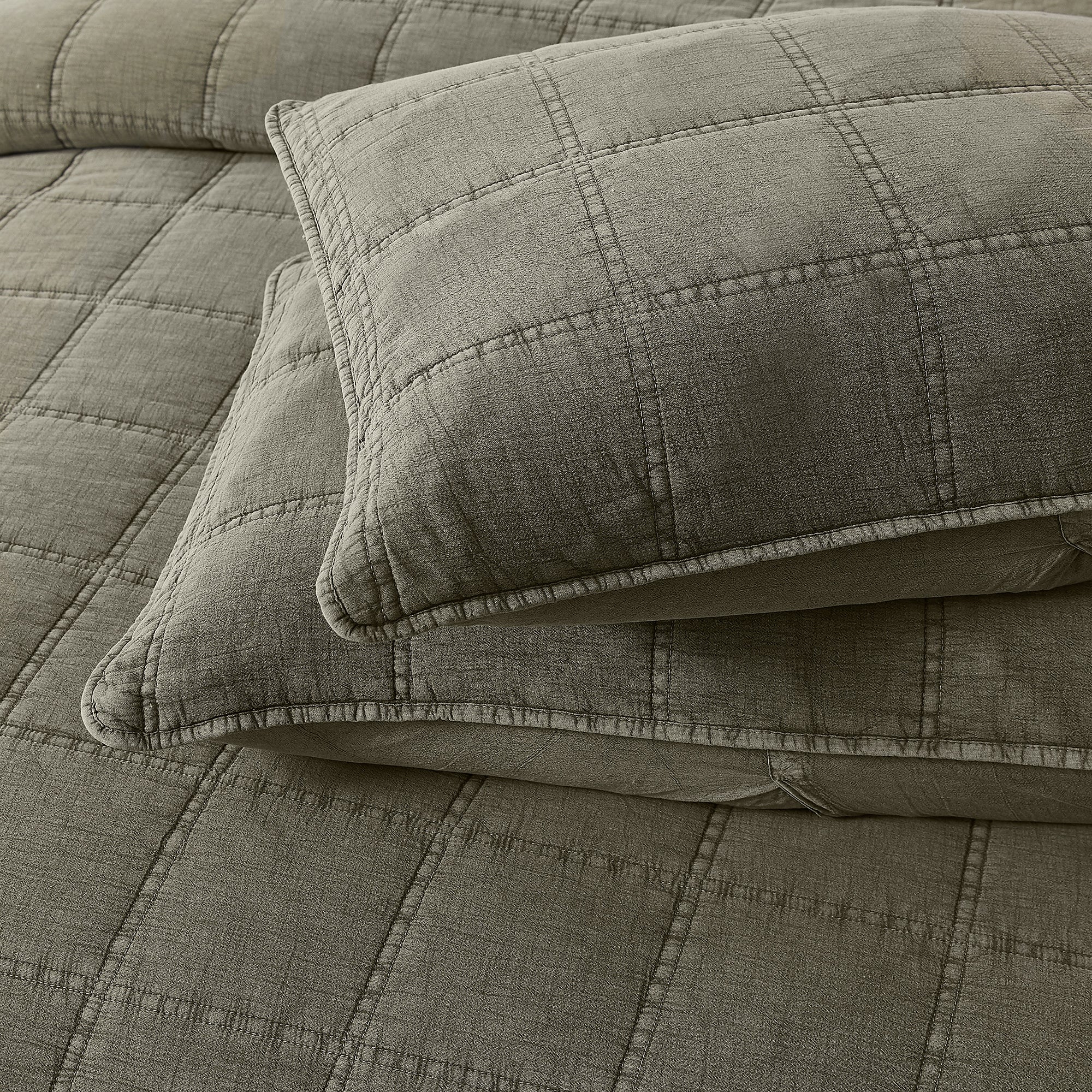 Logan Stone Washed Cotton Quilt Set - 3 Piece Bedding Set with Pillow Shams | Soft & Breathable Comforter for All Seasons | Perfect for Master Bedroom, Guest Room & Dorm Decor