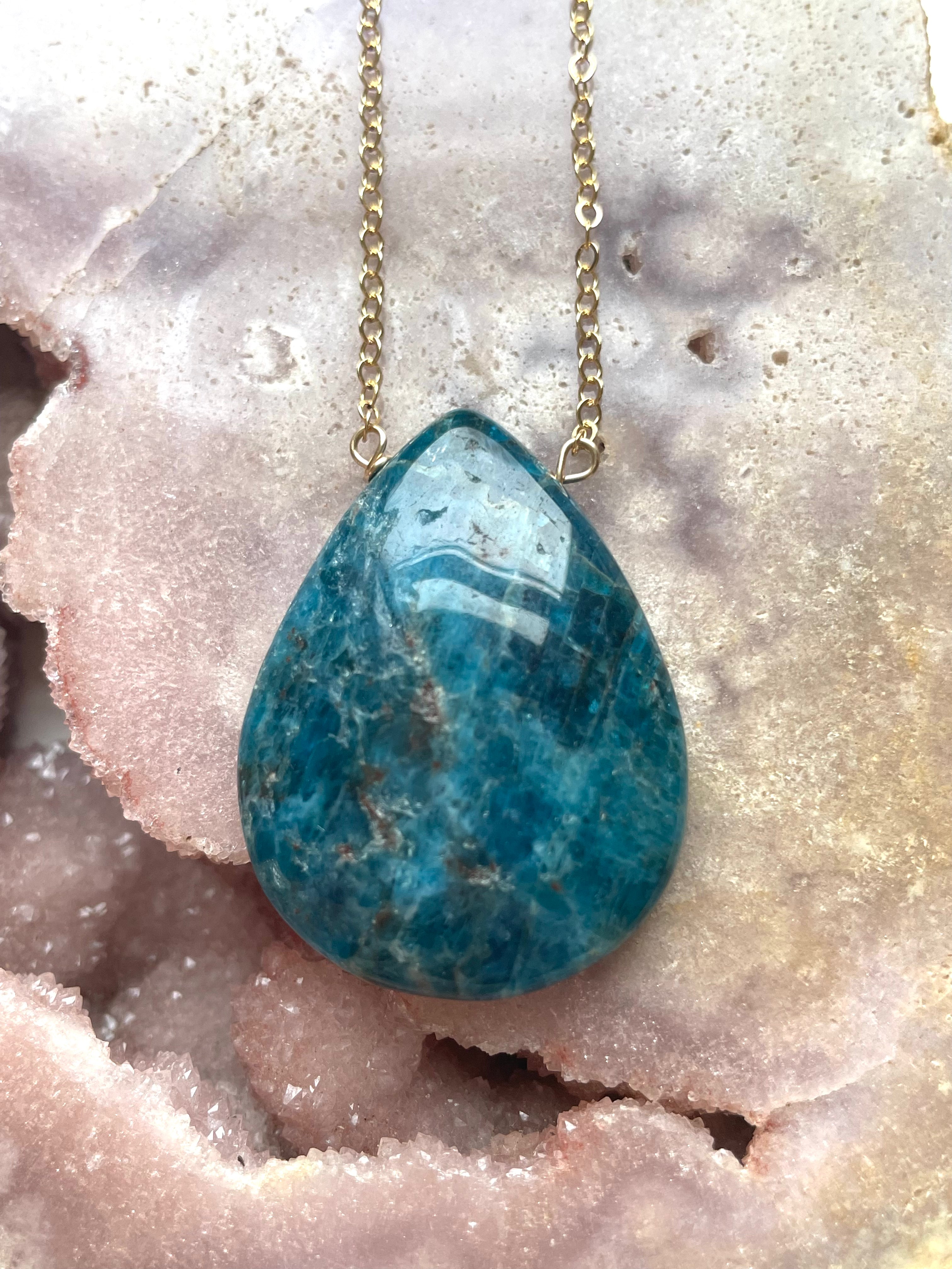 Natural Apatite Gemstone Pendant Necklace for Women - Elegant Healing Crystal Jewelry Gift for Birthday, Meditation & Spiritual Energy