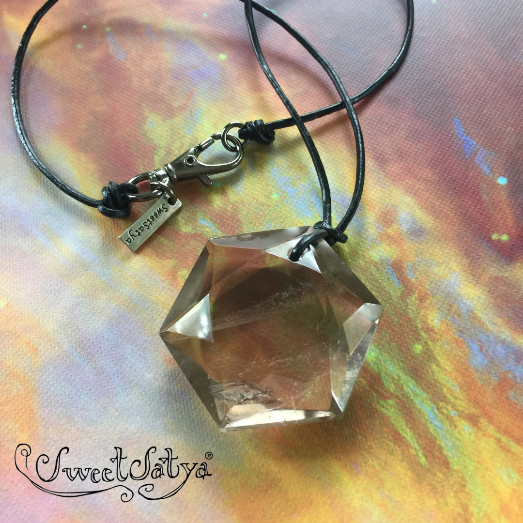 Hexagonal Crystal Pendant Necklace - Elegant Bohemian Jewelry for Women, Healing Stone Choker with Adjustable Chain, Perfect for Gifts, Meditation & Spiritual Healing