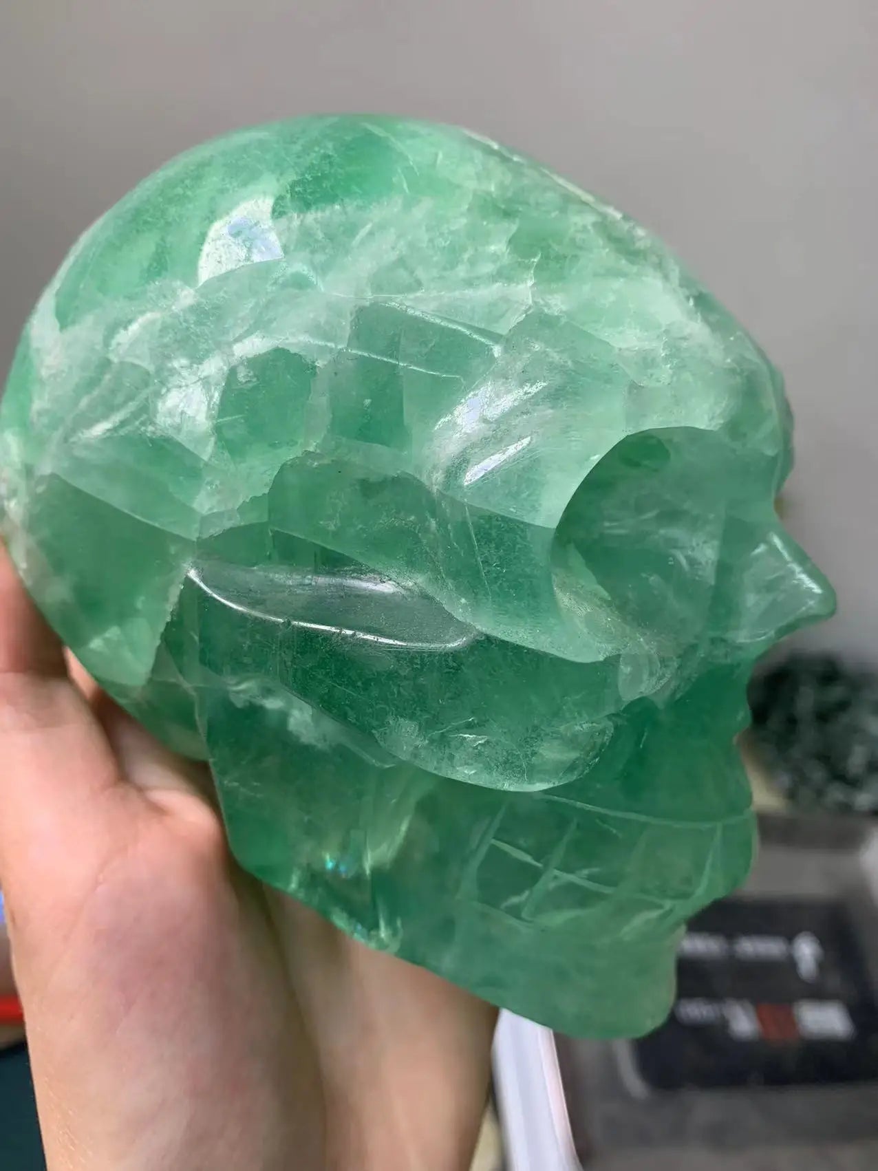 Natural Green Fluorite Crystal Skull - Reiki Healing Stone for Meditation, Home & Office Decor, Feng Shui Good Luck Gift (Perfect for Spiritual Healing, Yoga Spaces & Positive Energy)