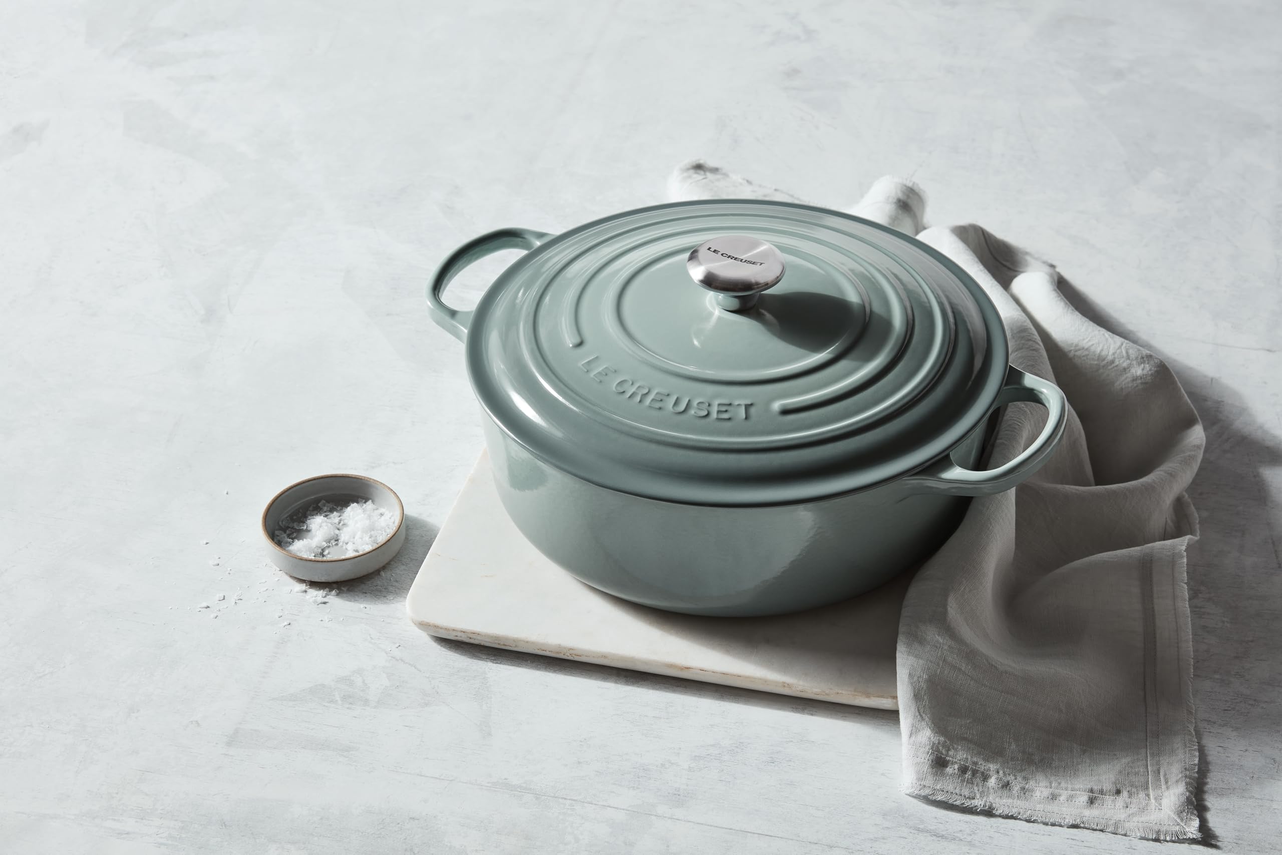 Le Creuset Signature Enameled Cast Iron Dutch Oven 6.75 Quart - Artichaut Green, Wide Round Pot for Braising, Stewing & Baking - Perfect for Soups, Bread & Family Meals