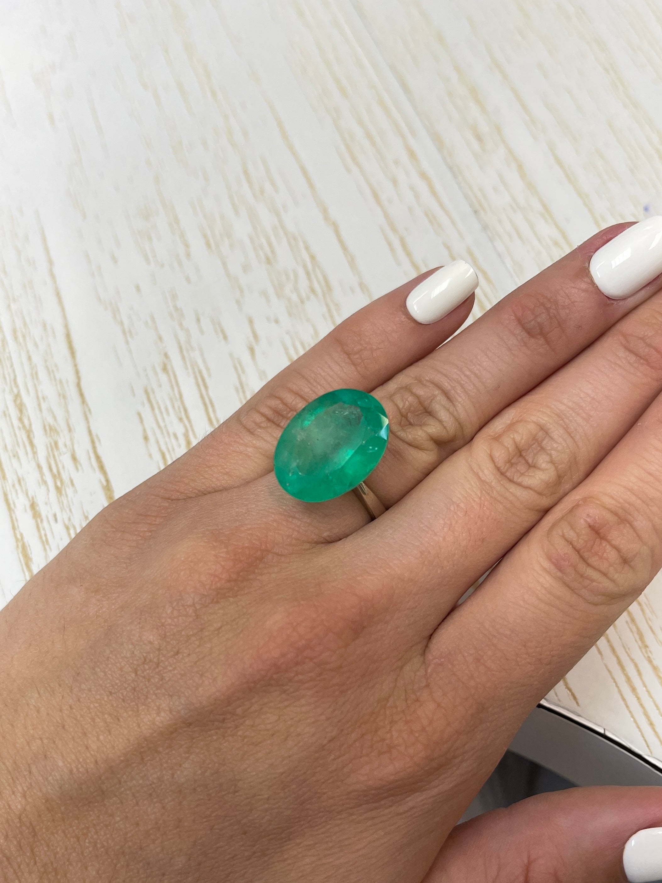 20.05 Carat Natural Colombian Emerald Loose Gemstone - Oval Cut Green Emerald for Jewelry Making, Engagement Rings & Luxury Gifts