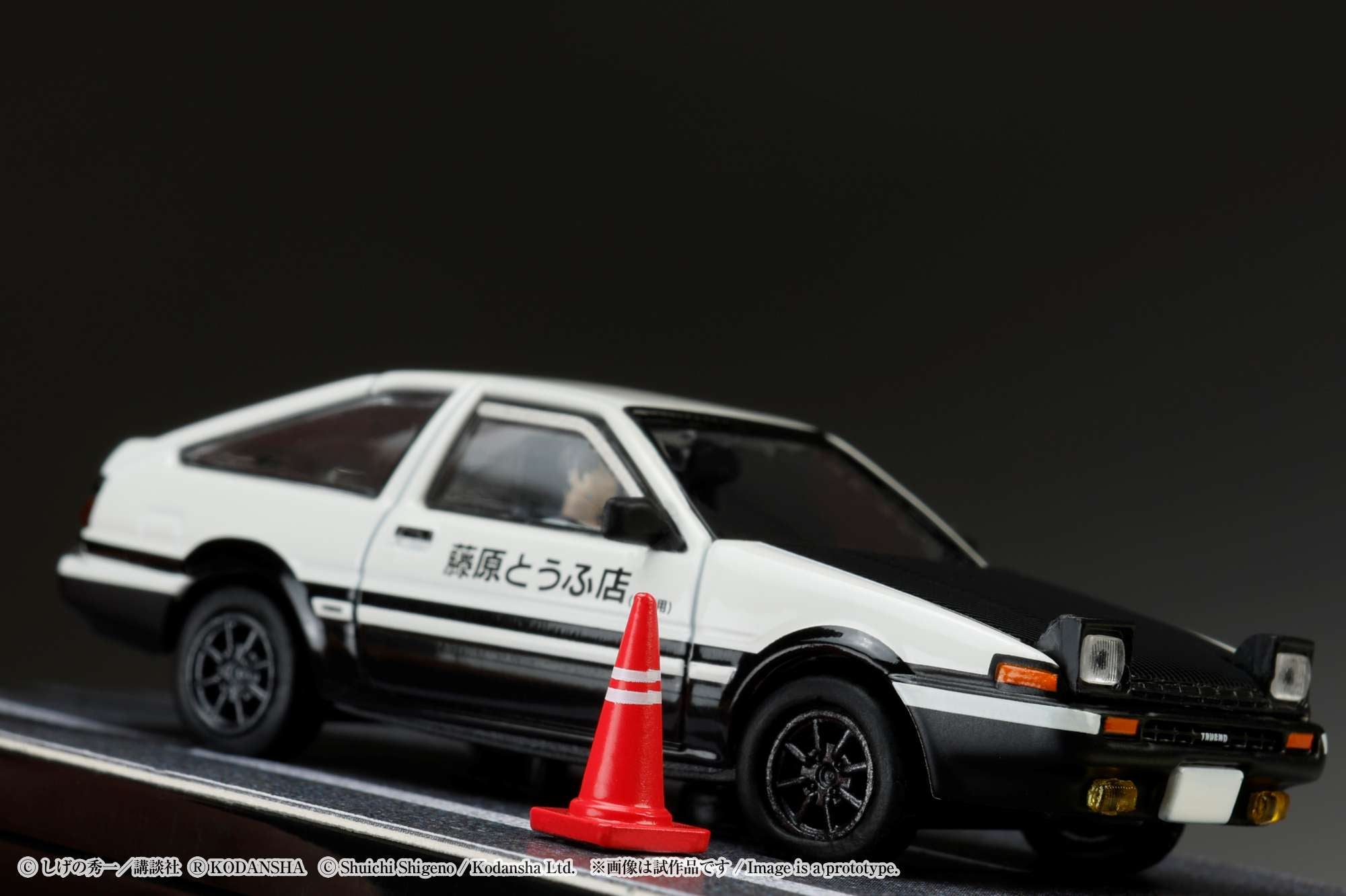 1:64 Toyota Sprinter Trueno GT Apex AE86 Initial D Model Car with Takumi Fujiwara & Tomoyuki Tachi Figures - Perfect for Anime Collectors and Diecast Enthusiasts