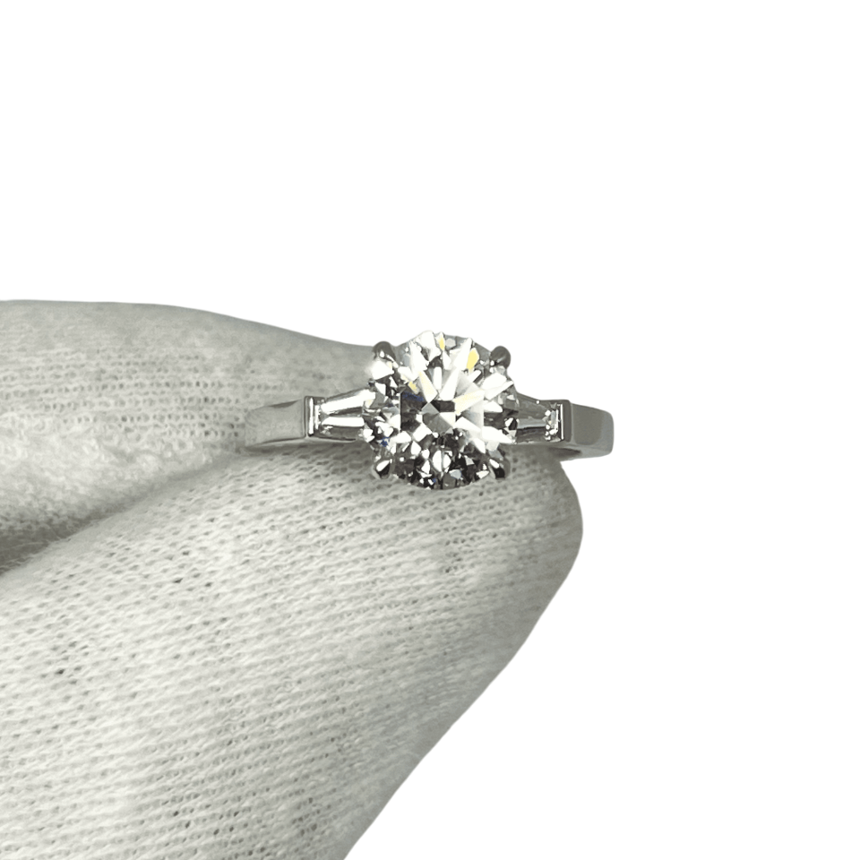 Graff Promise Diamond Platinum Engagement Ring – Elegant & Timeless Wedding Band for Proposals, Anniversaries & Special Occasions