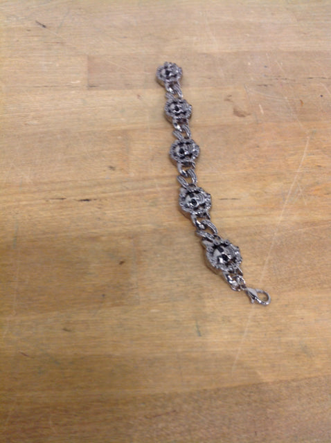 Stylish Silver Skull Bracelet for Men & Women - Gothic Punk Jewelry - Perfect for Halloween, Parties & Everyday Wear