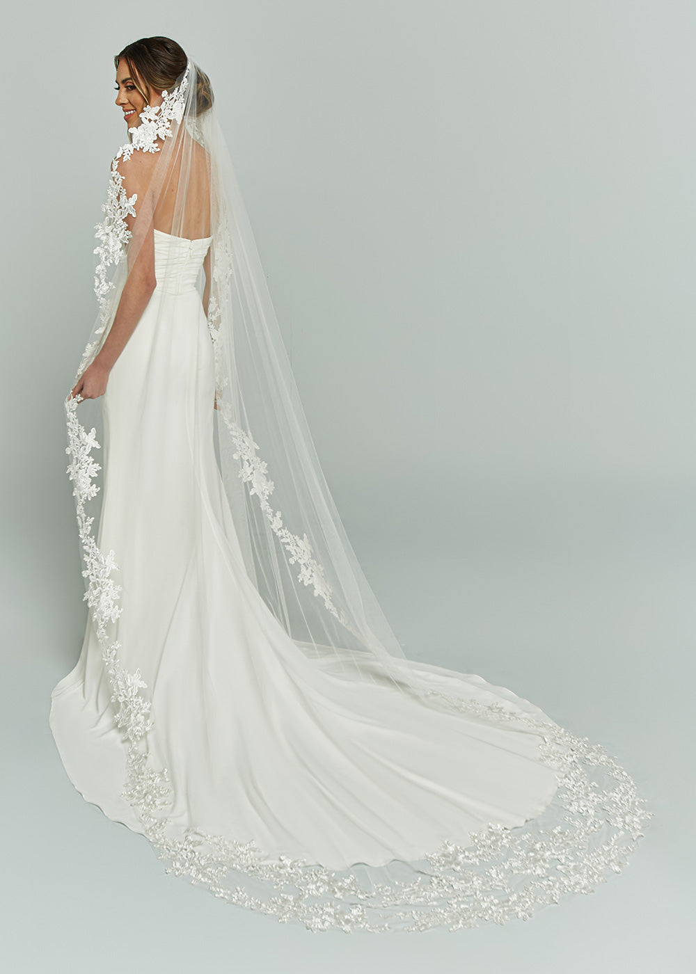Elegant V1005 Cathedral Wedding Veil with Delicate Lace Appliques - Perfect for Bridal Ceremonies & Formal Occasions