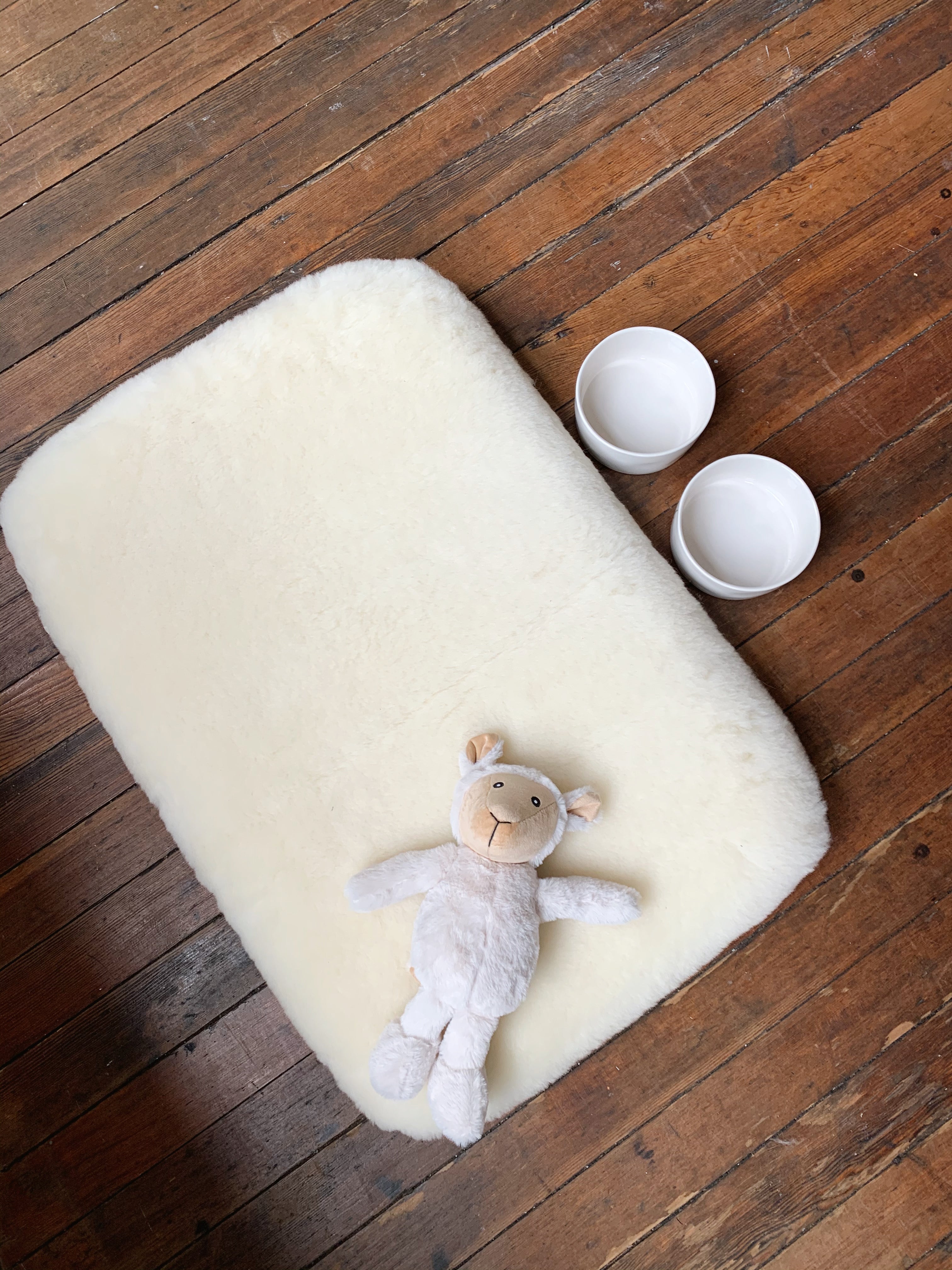 Premium Sheep Wool Pet Beds for Dogs & Cats - Soft & Hypoallergenic - Cozy Orthopedic Support for Indoor/Outdoor Use - Perfect for Beds, Couches & Travel