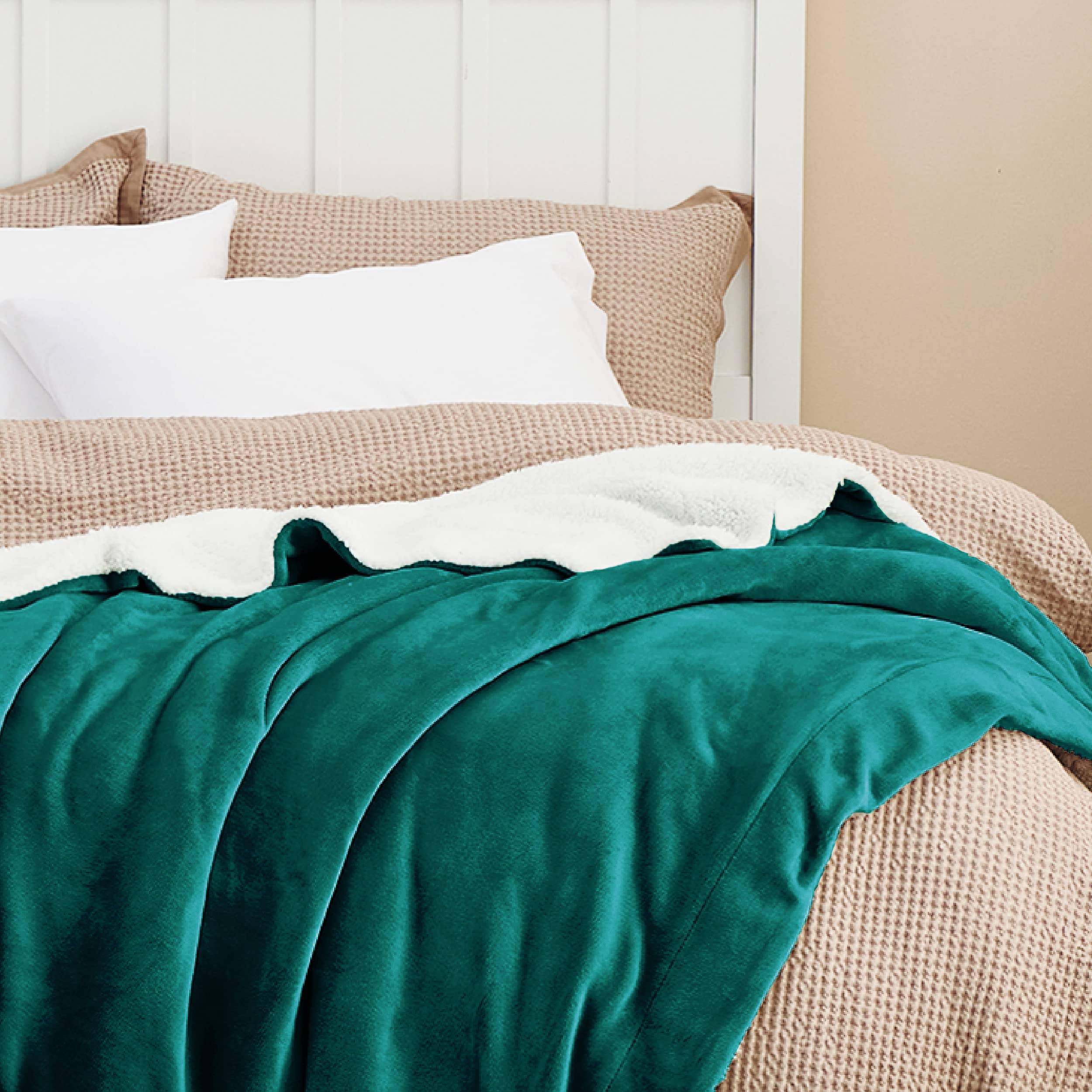 Bedsure Sherpa Fleece Blankets King Size 108x90 Inches - Ultra Soft & Warm Plush Blanket for Winter, Bed, Couch, Sofa - Cozy Home Decor in Forest Green - Perfect for Cold Nights, Movie Time & Gift Giving