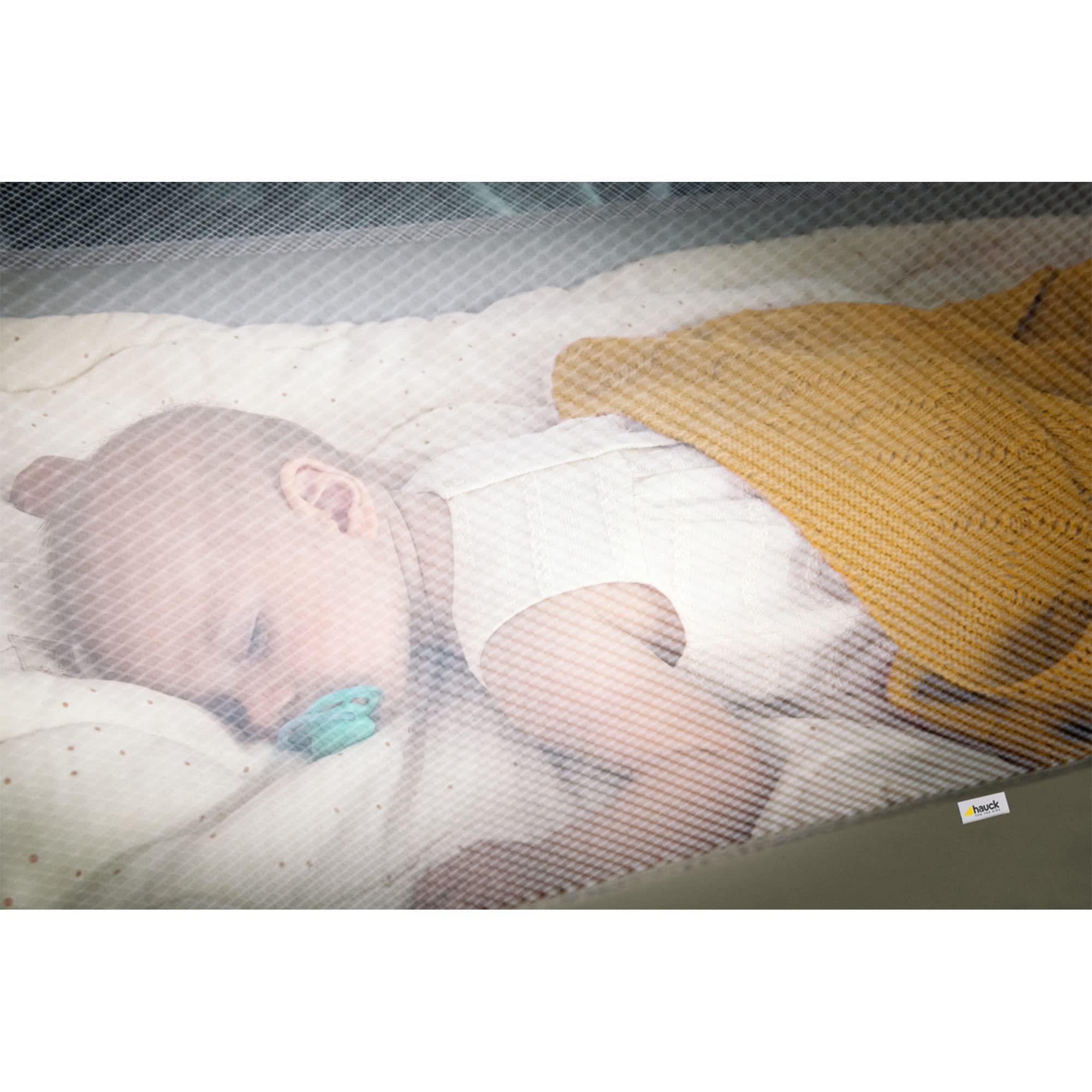 Hauck Dream N Play Plus Foldable Travel Bed with Portable Foam Mattress - Lightweight Baby Crib for Travel, Nap Time & Indoor Use - Perfect for Home, Daycare & Family Trips