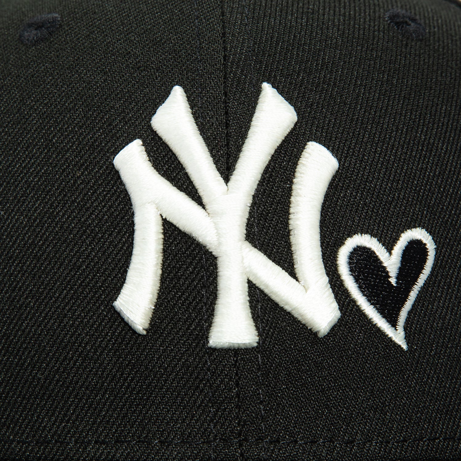 New Era 59Fifty New York Yankees 1999 World Series Patch Heart Hat - Black & White Adjustable Baseball Cap for Men & Women - Perfect for Baseball Games, Sports Events & Streetwear Fashion