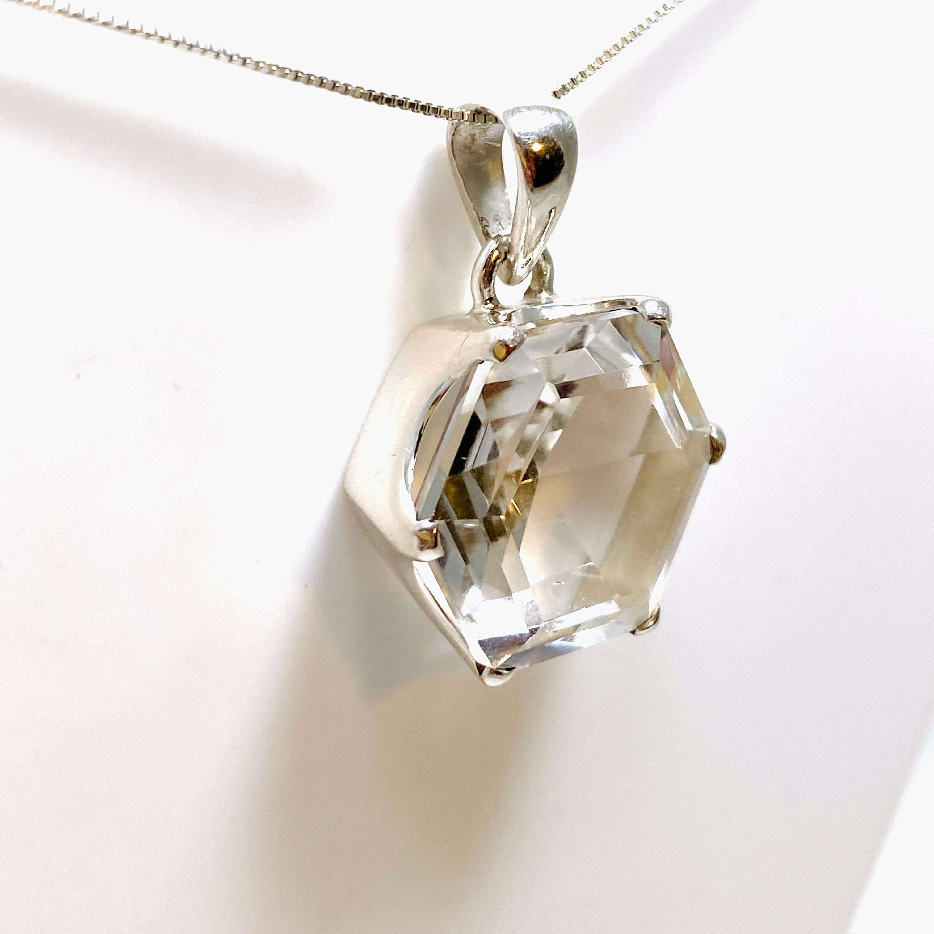 Natural Clear Quartz Hexagon Faceted Pendant Necklace - Elegant Healing Crystal Jewelry for Women - Perfect for Meditation, Yoga & Spiritual Gifts