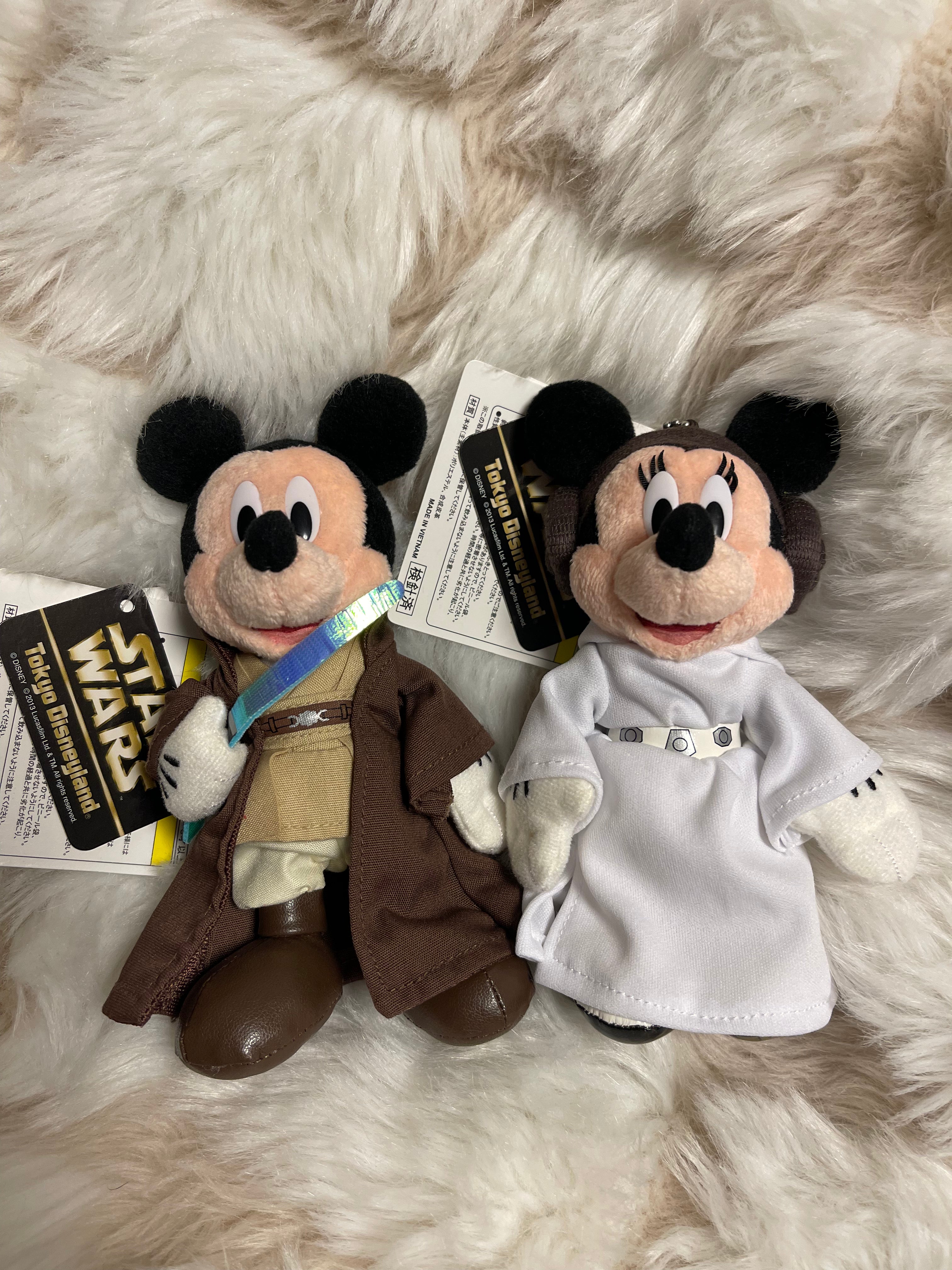 Tokyo Disney Star Wars Mickey and Minnie Badge Keychain - Cute Collectible Pin for Fans, Cosplay, Backpacks & Gift Giving