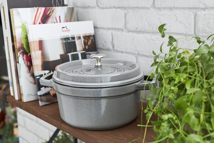 Staub 1003926 6.7L Round Cast Iron Dutch Oven Cocotte Roaster - 28cm Graphite Grey for Baking, Braising & Slow Cooking - Perfect for Soups, Stews & Casseroles