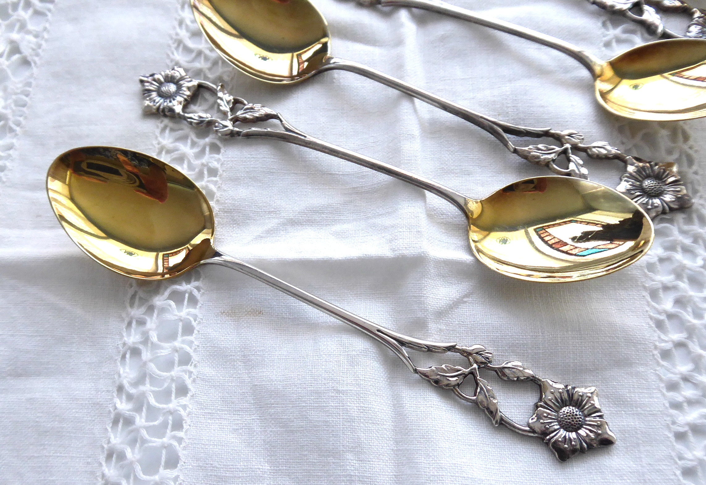 Vintage 1950s Gold-Washed Teaspoon and Coffee Spoon Set - Floral Filigree Design, Boxed Set of 6 - Perfect for Afternoon Tea, Coffee Service, and Elegant Table Settings