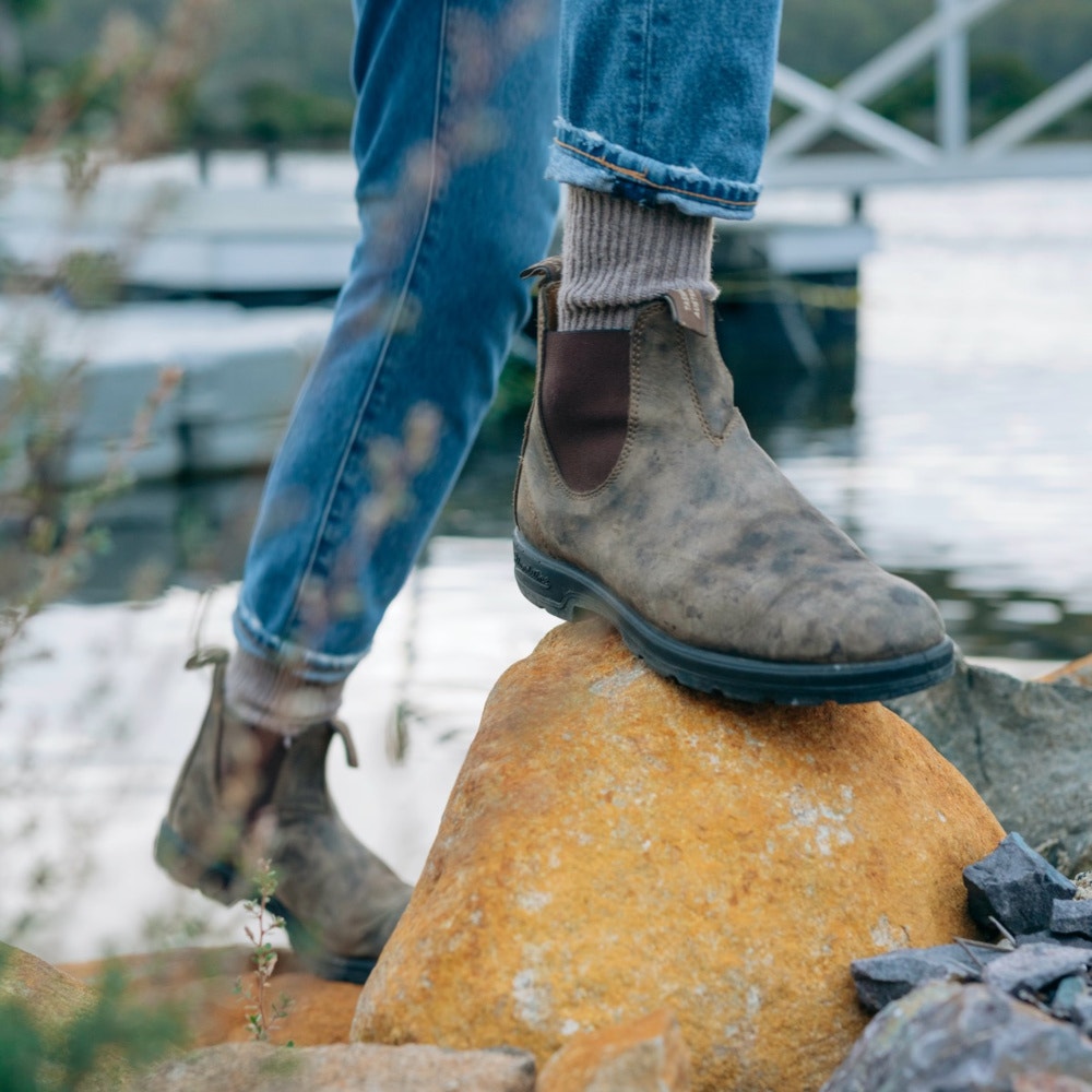 Blundstone Classic 585 Chelsea Boots - Rustic Brown Leather Ankle Boots for Men & Women | Waterproof & Comfortable for Outdoor, Work & Casual Wear