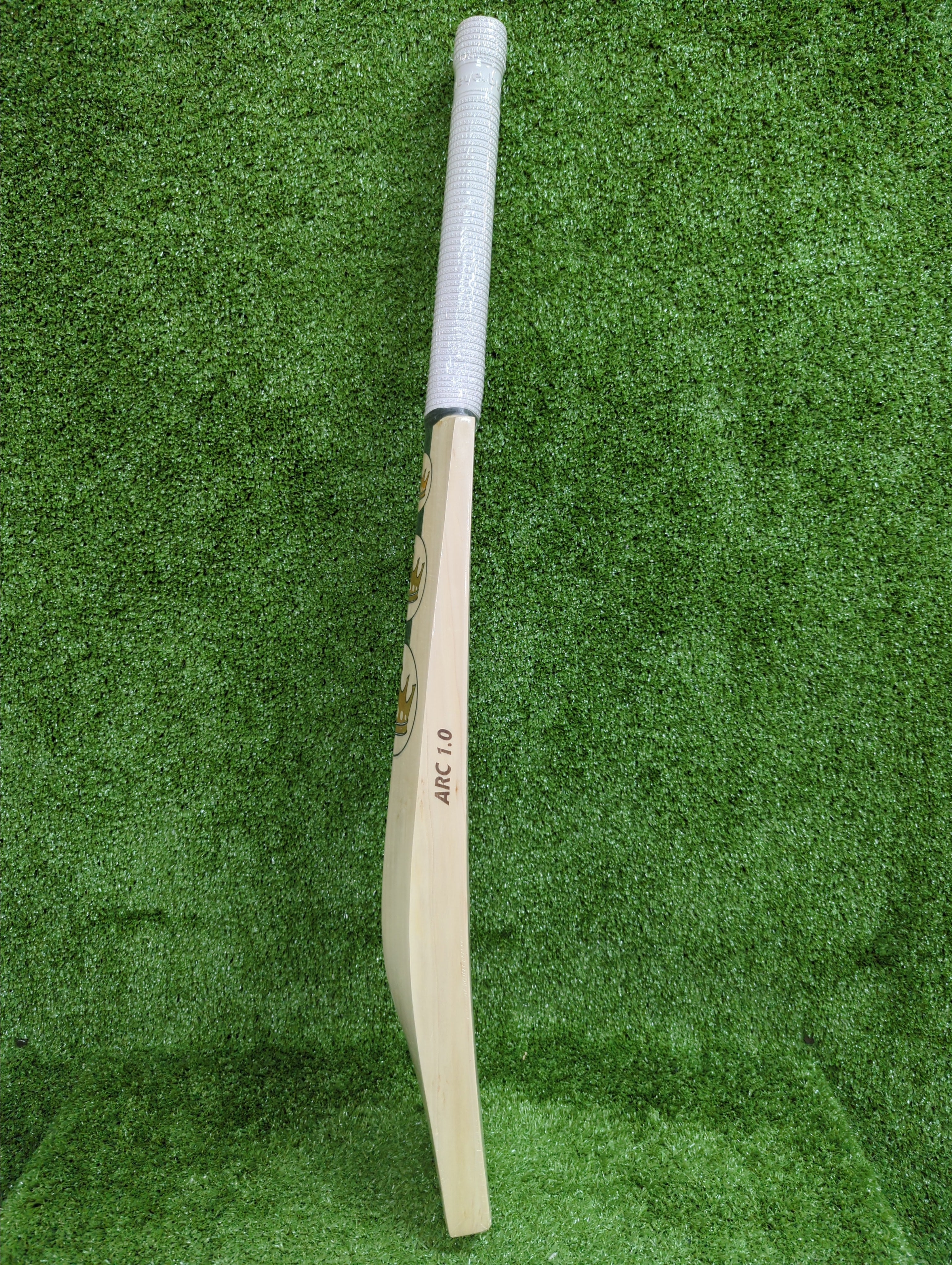 SG Triple Crown Arc 1.0 English Willow Cricket Bat - Premium Performance for Professional & Recreational Cricket Players - Perfect for Matches, Practice & Training Sessions