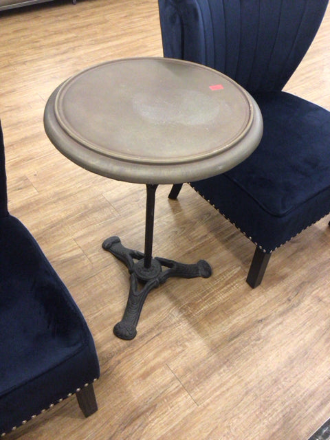 Round Metal End Table - Small Side Table for Living Room, Bedroom & Patio - Modern Accent Table with Sturdy Steel Frame - Perfect for Coffee, Books & Decor