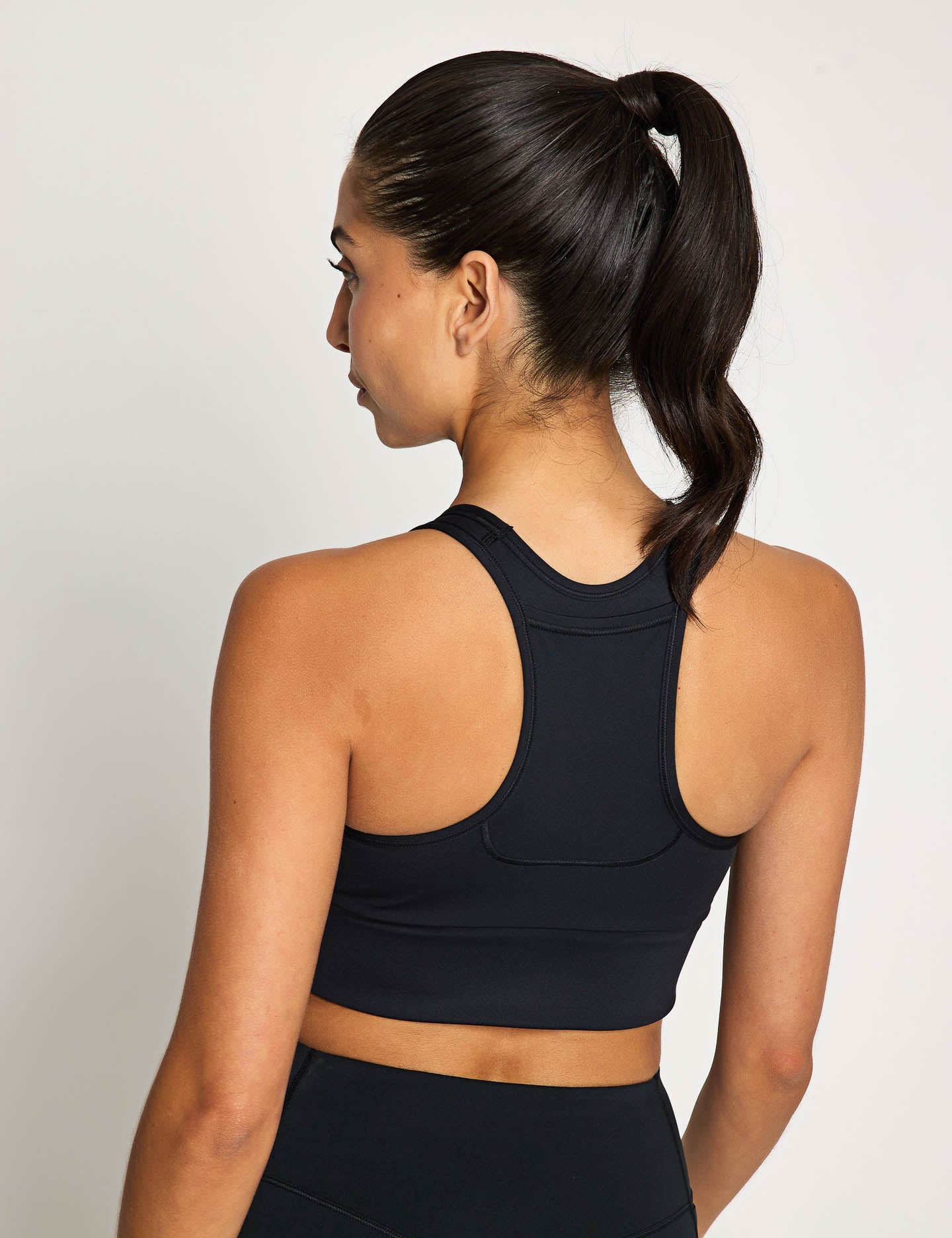 Swoosh Pocket Medium Support Sports Bra - Black & White - Perfect for Running, Yoga & Gym Workouts