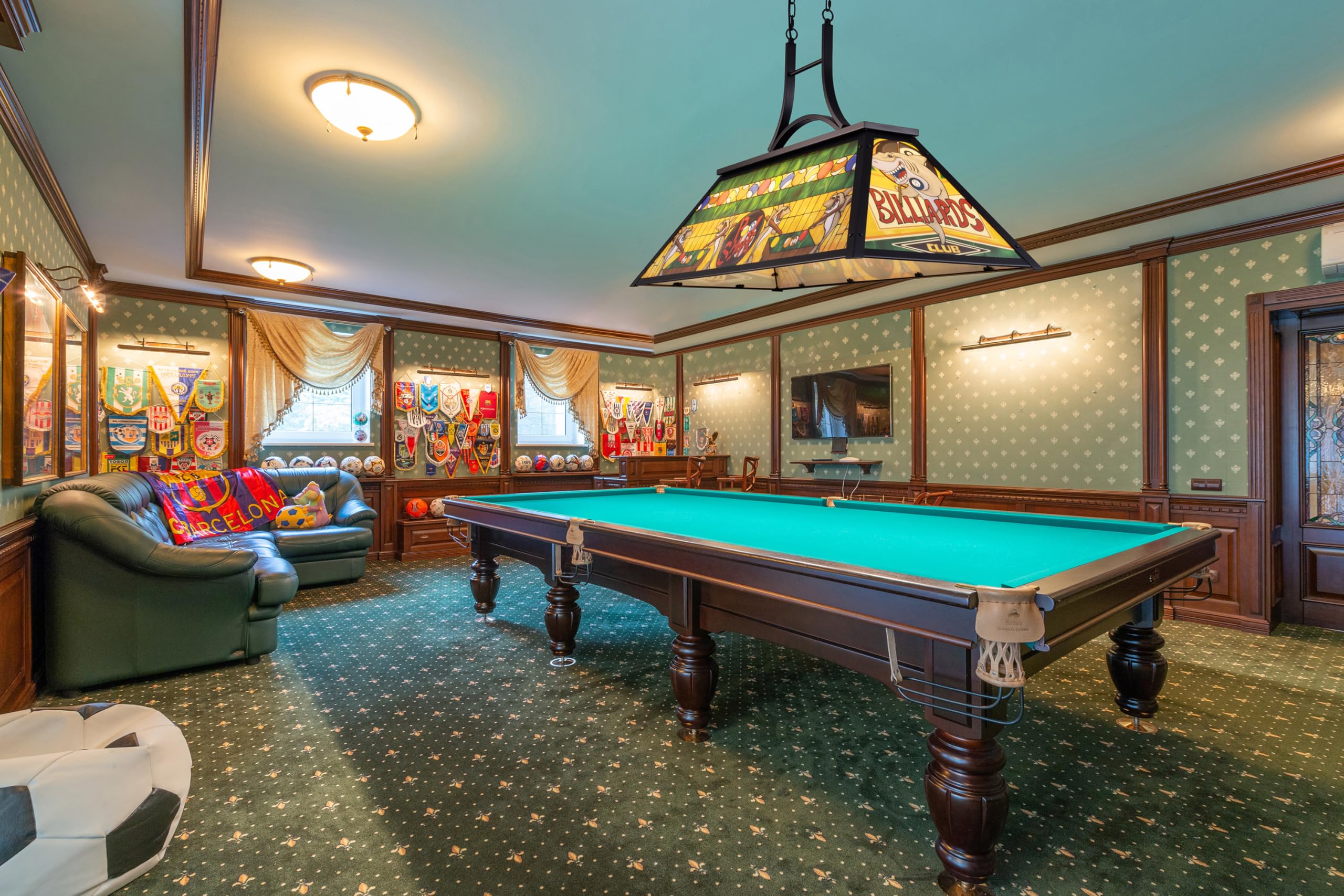 Vintage Pool Table Light Fixture - 3-Light Rustic Billiards Chandelier with Tiffany-Style Shark Shade - Perfect for Game Room, Man Cave, Club Bar, Farmhouse Dining Room & Kitchen Island Lighting