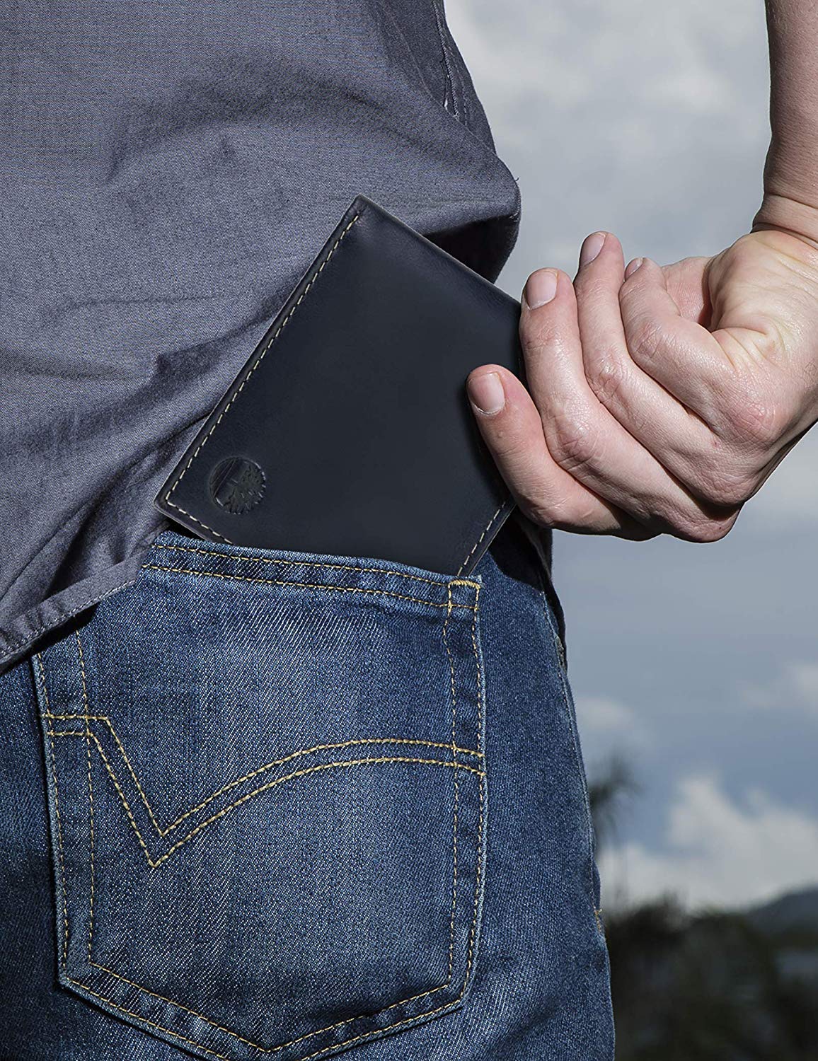 Timberland Men's Genuine Leather Wallet with RFID Protection & Flip Pocket - Navy Blue (Cloudy) - Perfect for Everyday Use, Travel & Business