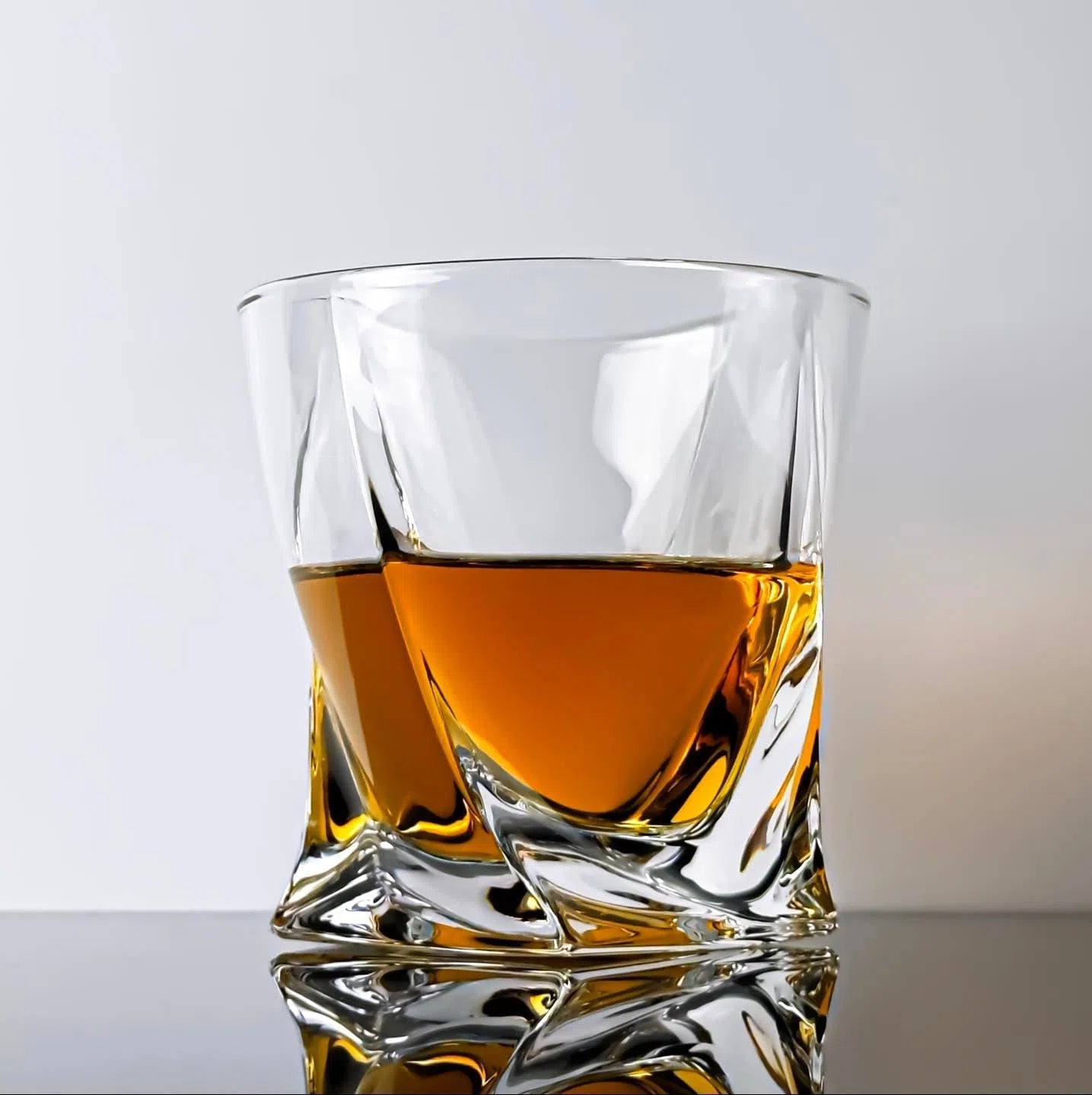 Premium Twisted Whisky Decanter Set with 4 Glasses - Elegant Scotch Bourbon Liquor Pourer & Serving Kit for Home Bar, Dinner Parties & Gifts