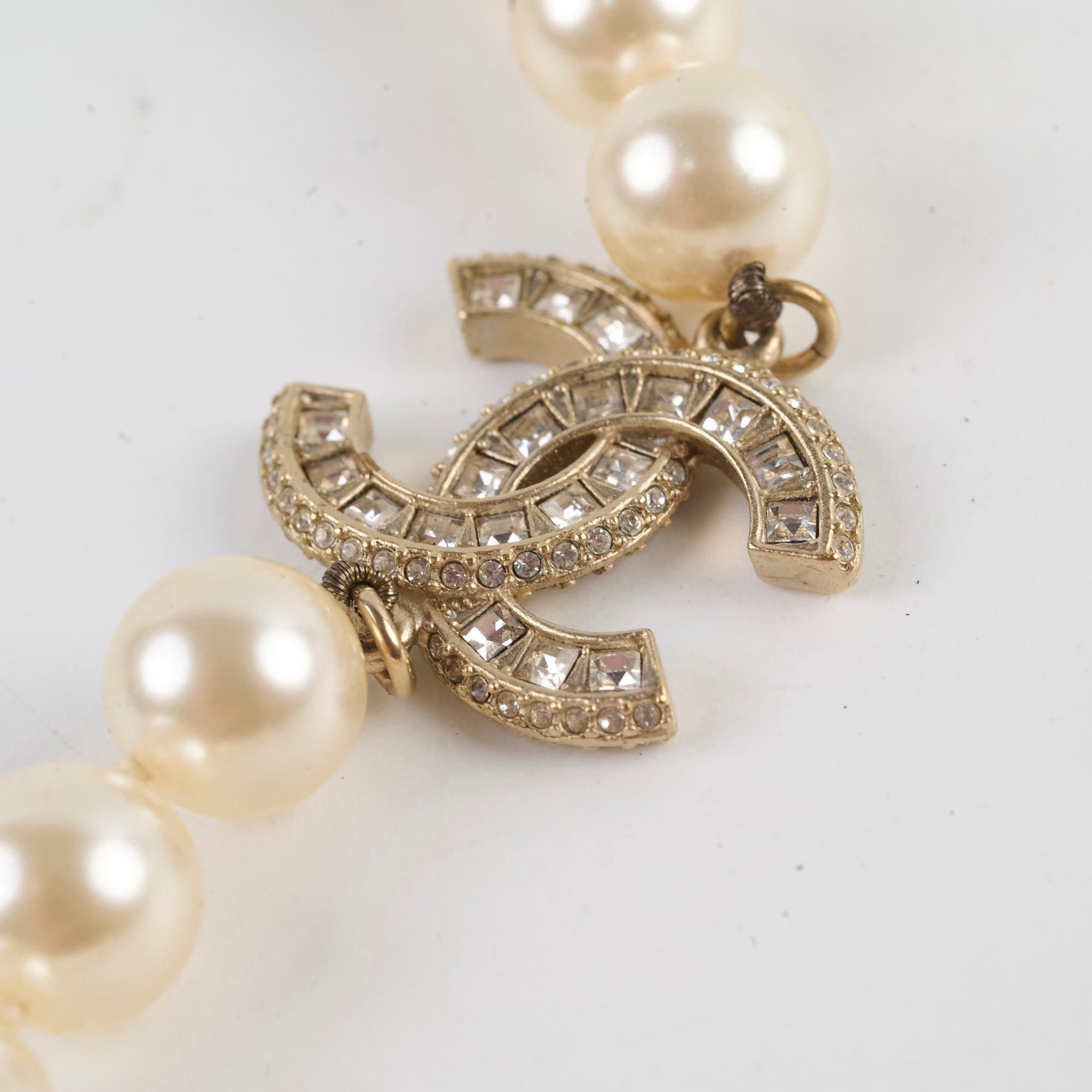 Chanel CC Logo Pearl Necklace for Women - Elegant Luxury Fashion Jewelry Gift for Birthday, Anniversary & Special Occasions