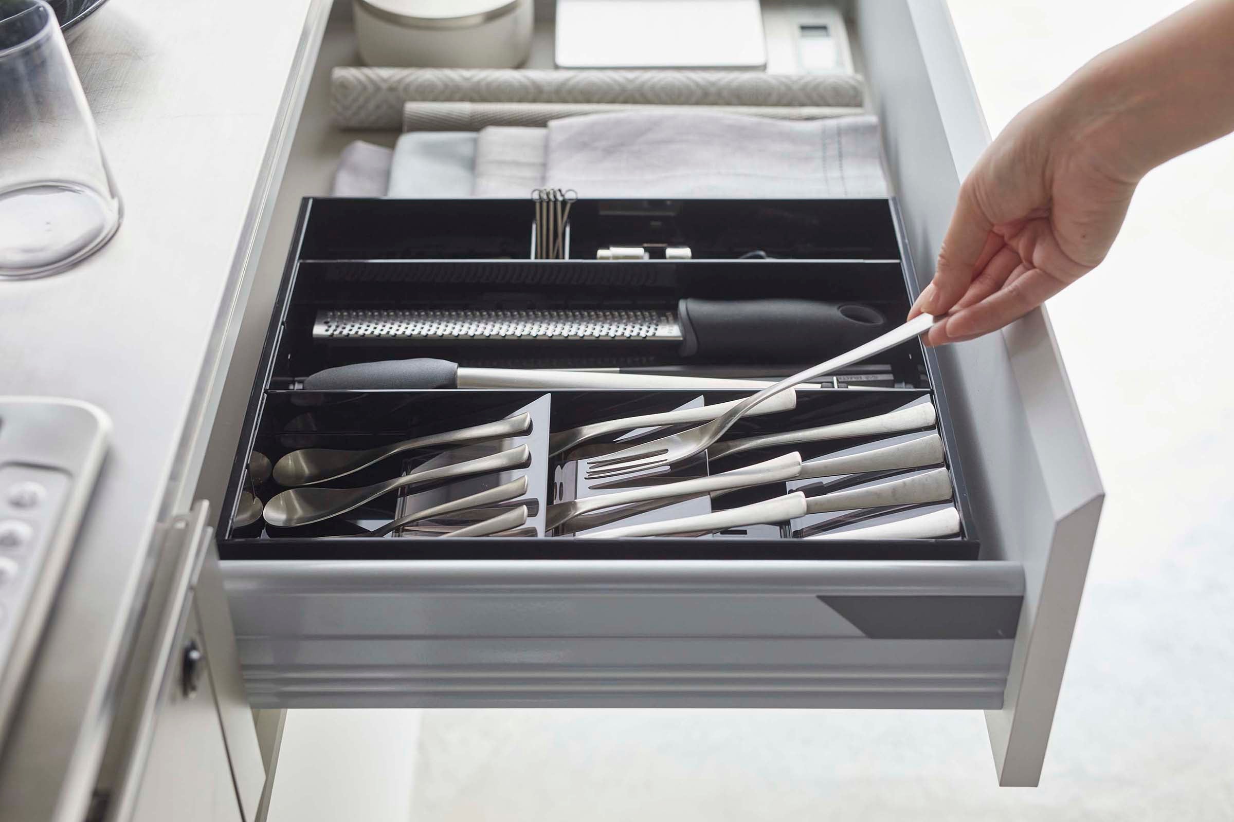 Expandable Cutlery Organizer for Kitchen Drawer - Large Utensil Holder with Adjustable Dividers | Perfect for Silverware, Knives, Spoons & Forks Storage | Organize Your Kitchen Tools Efficiently
