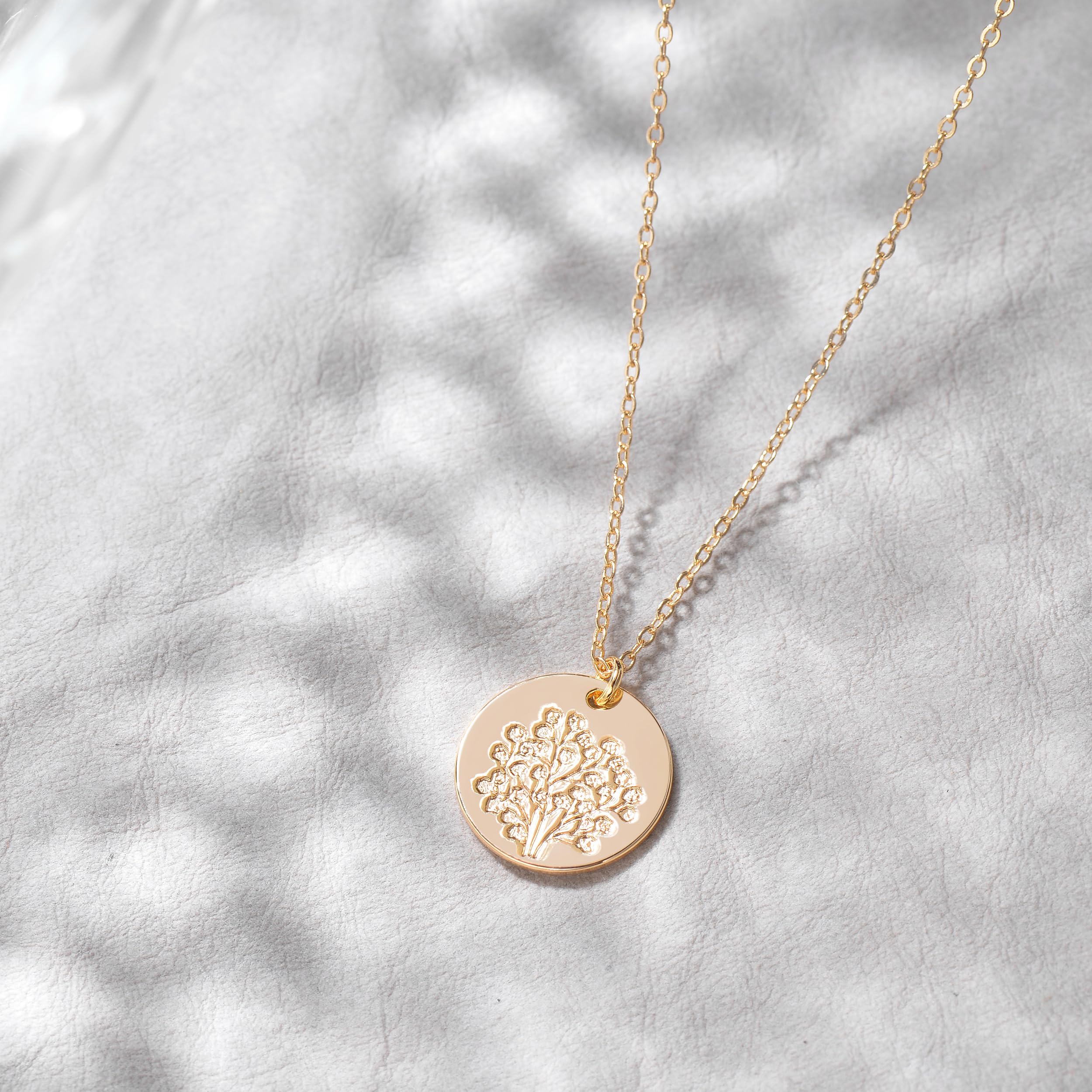 Fettero Women's Gold Coin Necklace - Custom Engraved Round Disc Pendant Chain, Dainty & Trendy Jewelry for Everyday Wear, Gifts & Special Occasions