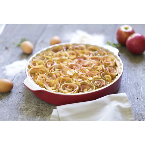 Staub 11.8 Inch Round Pie Dish in Cherry Red | Enameled Cast Iron Baking Pan for Apple Pie, Quiche & Desserts | Oven & Tableware Safe