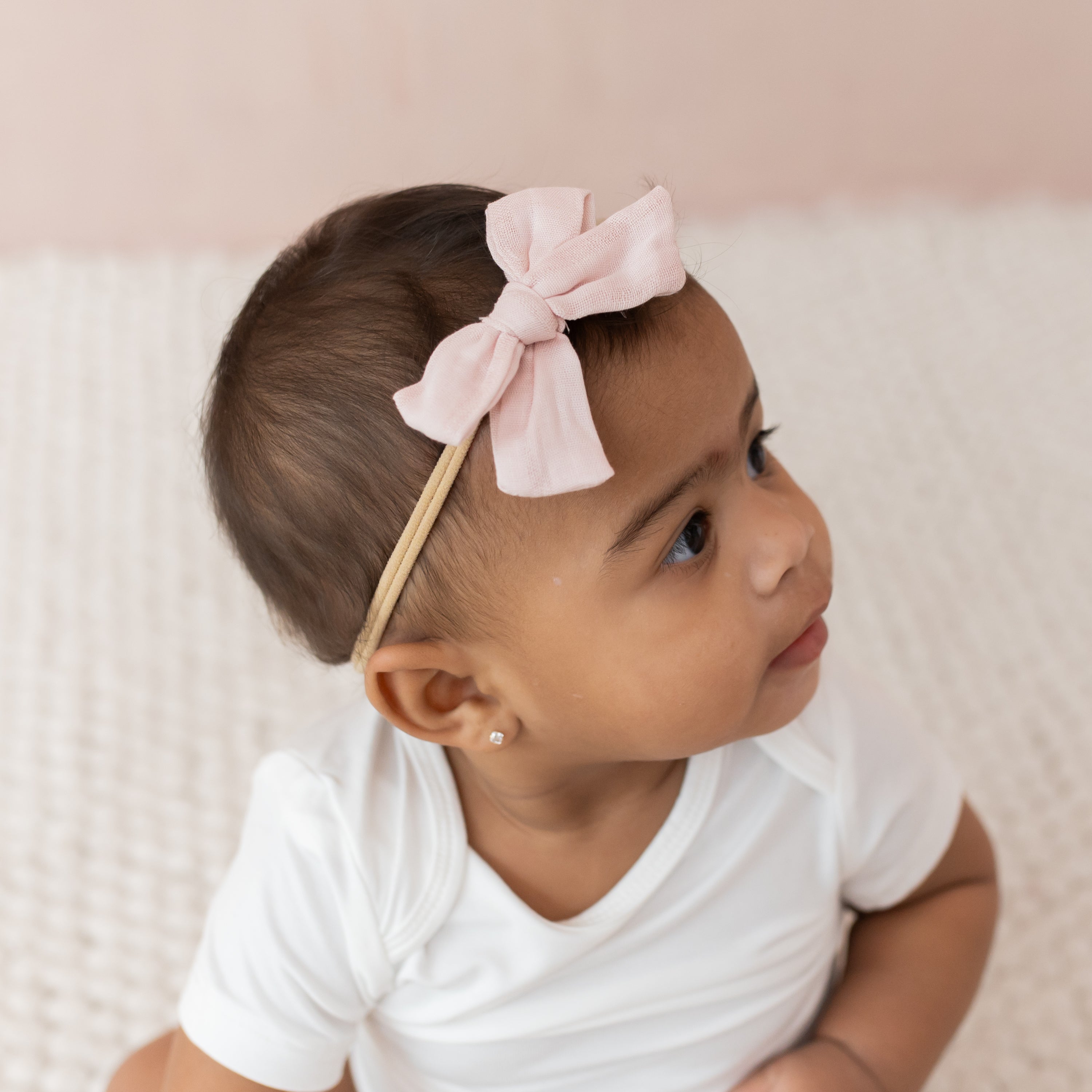 Eco-Friendly Bamboo Muslin Medium Bow Headband in Blush Pink - Perfect for Baby Girls, Newborn Photography & Special Occasions