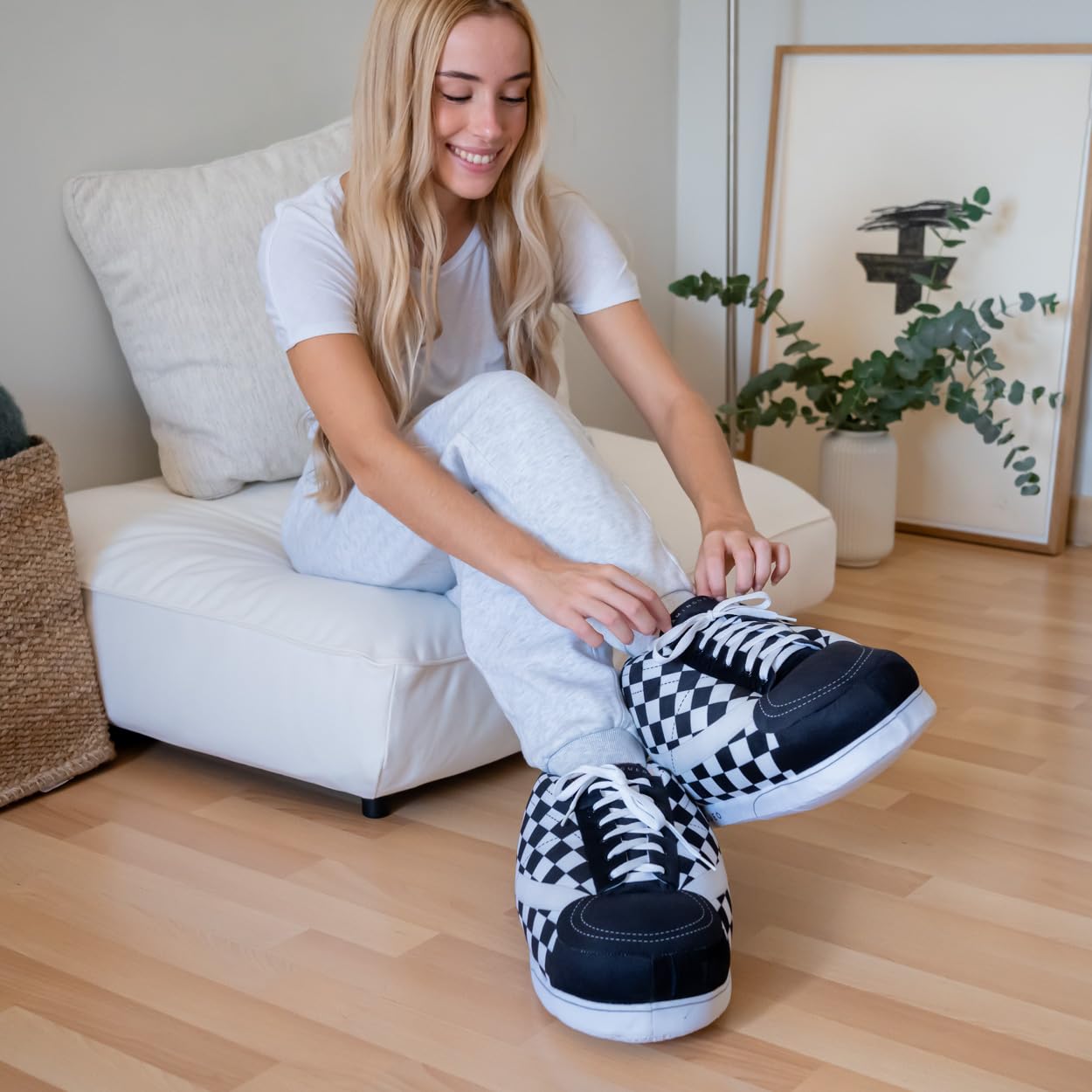 Flamingo House Slippers for Women & Men - Cozy Winter Indoor Shoes with Funny Design - Perfect for Home, Lounge & Gift Giving