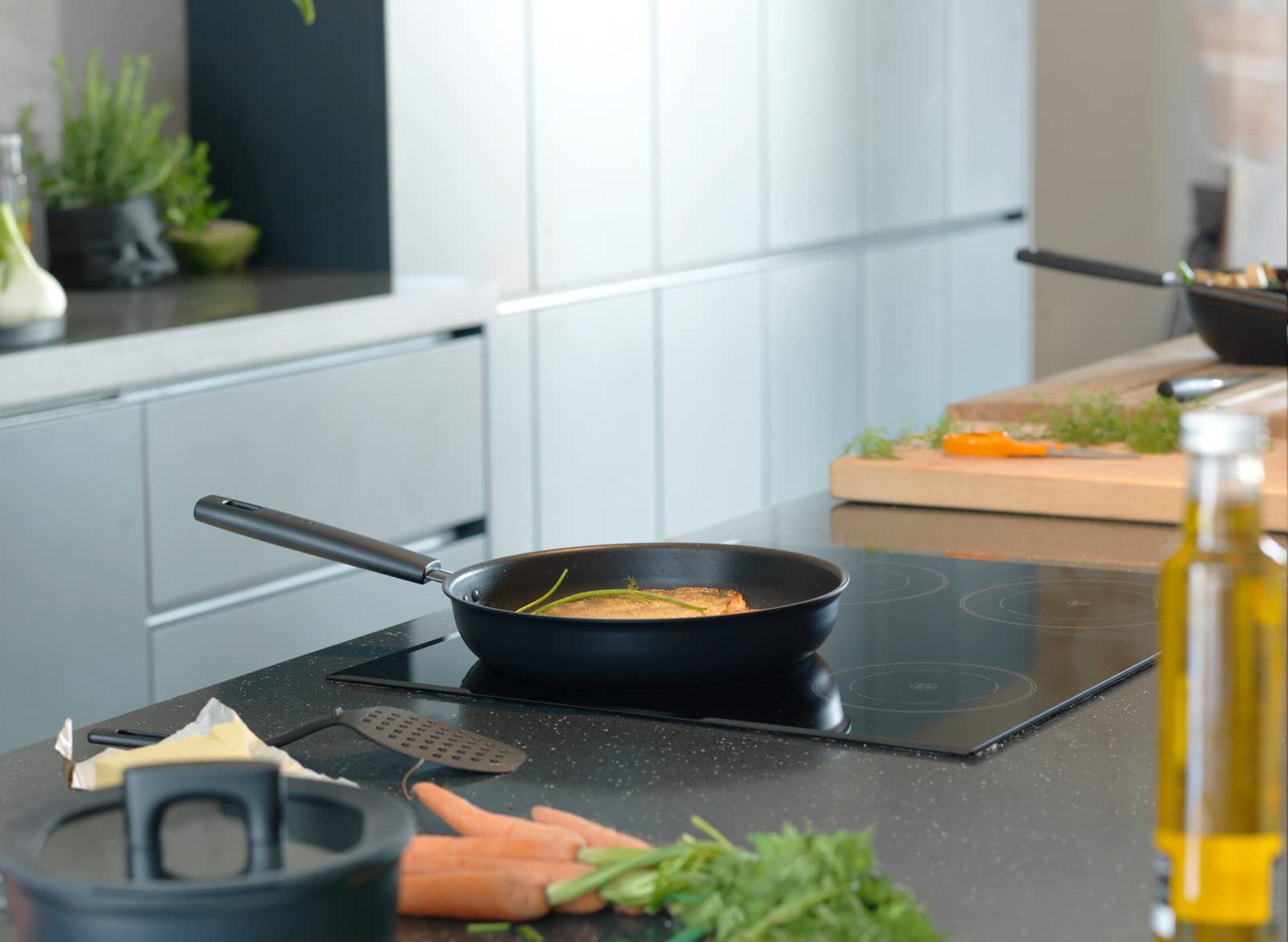 Fiskars 24cm Non-Stick Frying Pan - Scratch-Resistant Hard Face Aluminum Cookware for Gas, Electric & Induction Hobs - Black (Perfect for Sautéing, Frying & Pancakes)