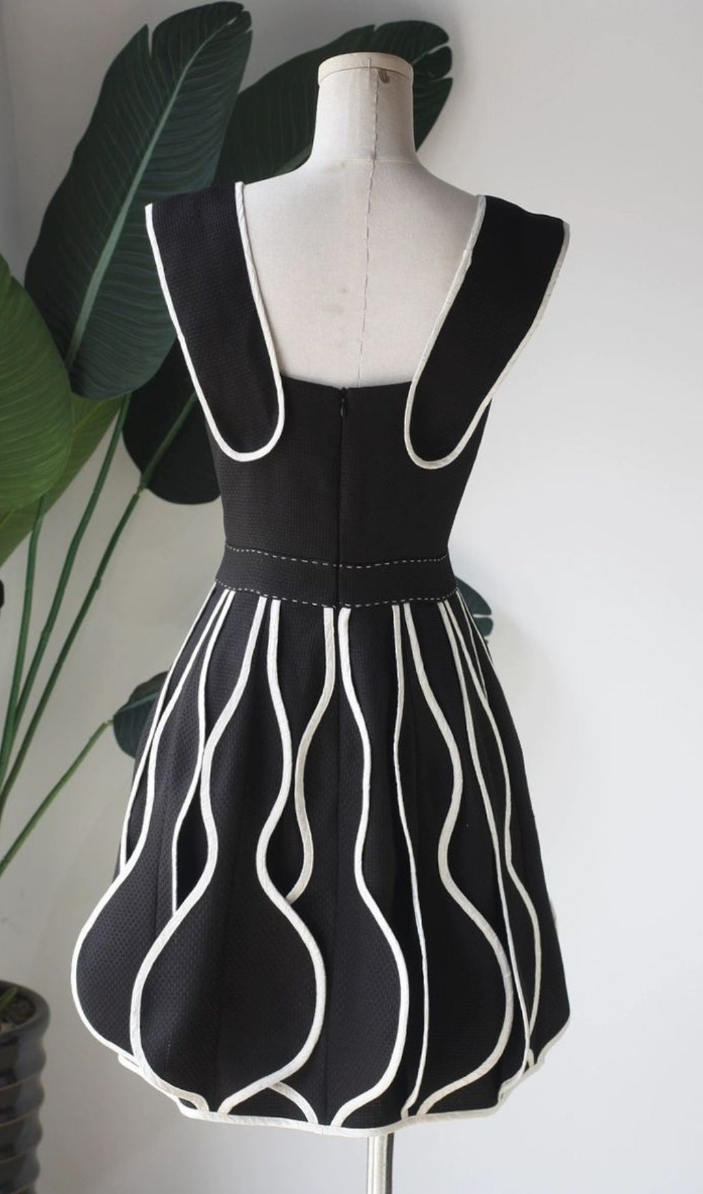 3D Flower Bud Mini Dress in Black - Elegant Bodycon Party Dress for Women, Perfect for Night Out, Club, and Special Occasions