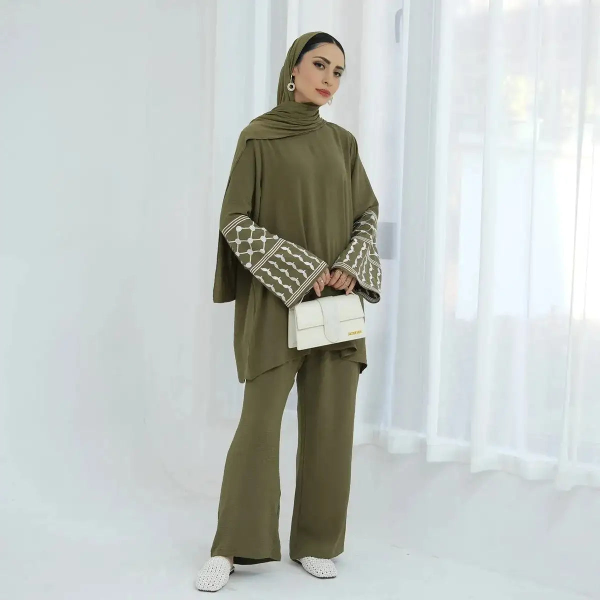 2-Piece Set Keffiyeh Embroidery Sleeve Wrinkle Pant Suit with Tops - Stylish Outfit for Women's Casual Wear, Office, and Special Occasions