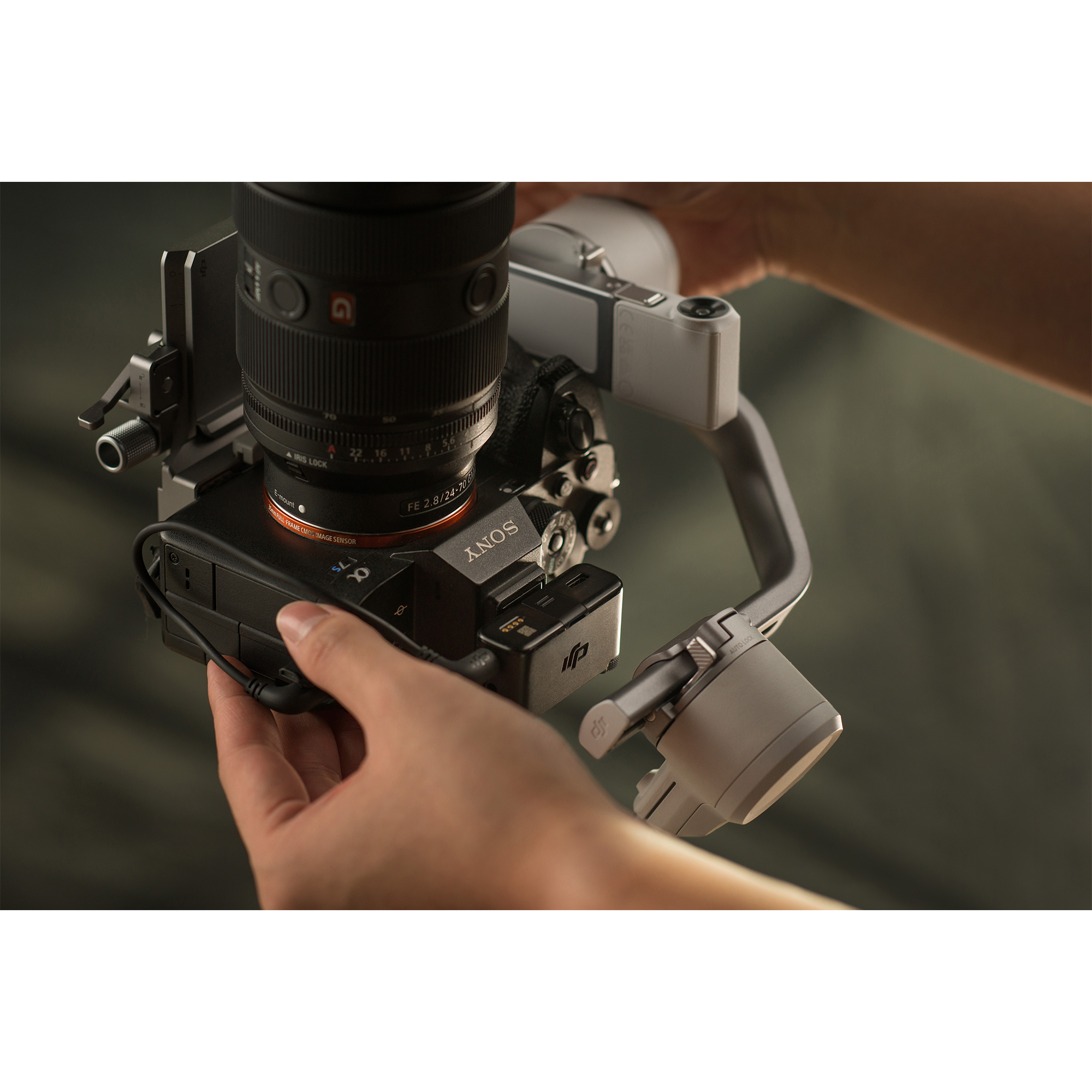 DJI RS 4 Mini Combo Gimbal Stabilizer for Mirrorless Cameras - 3-Axis Handheld Stabilizer with Quick Release, Lightweight Design for Vlogging, Travel & Content Creation